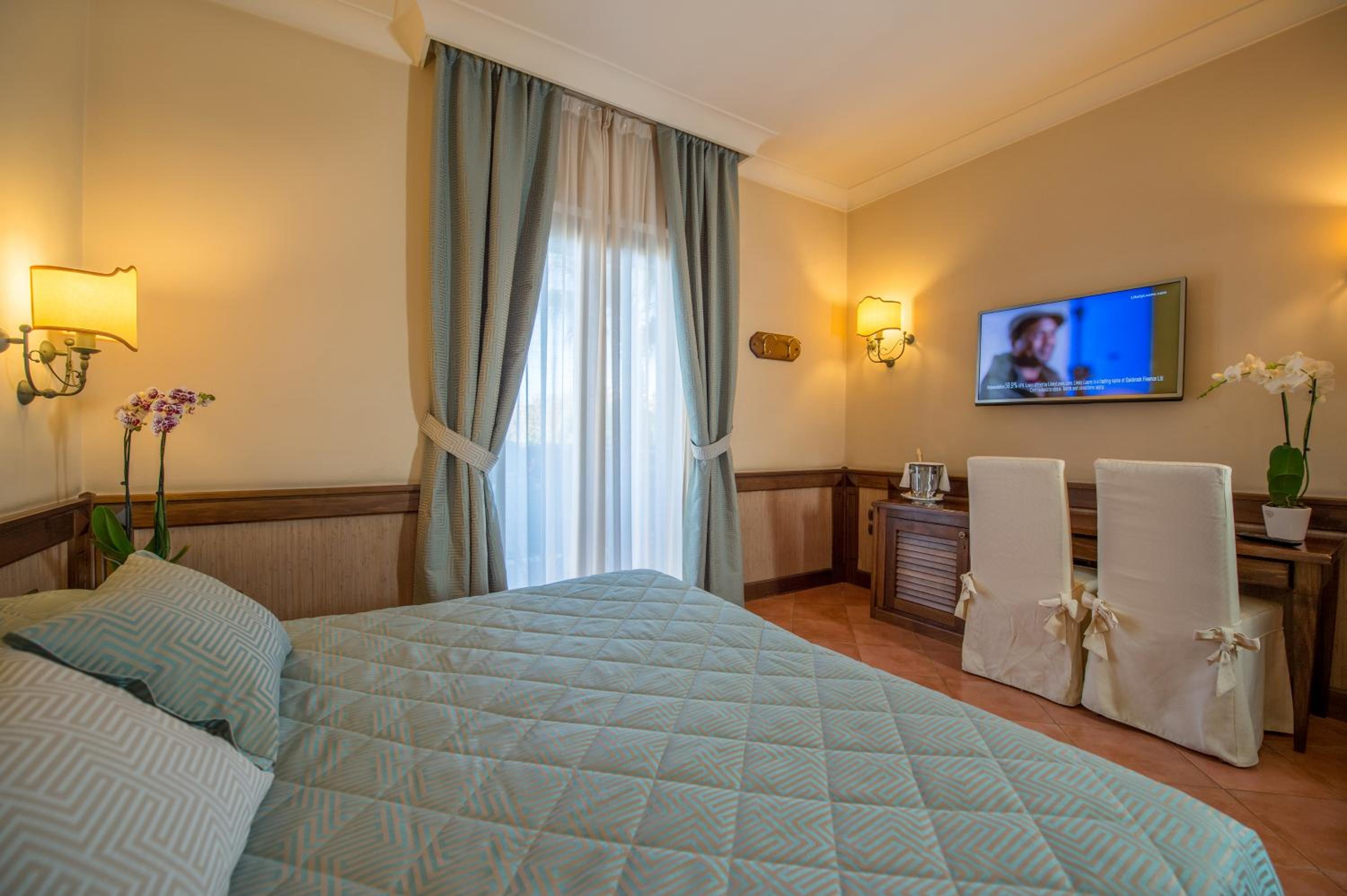 Double or Twin Room with Balcony thumbnail 5