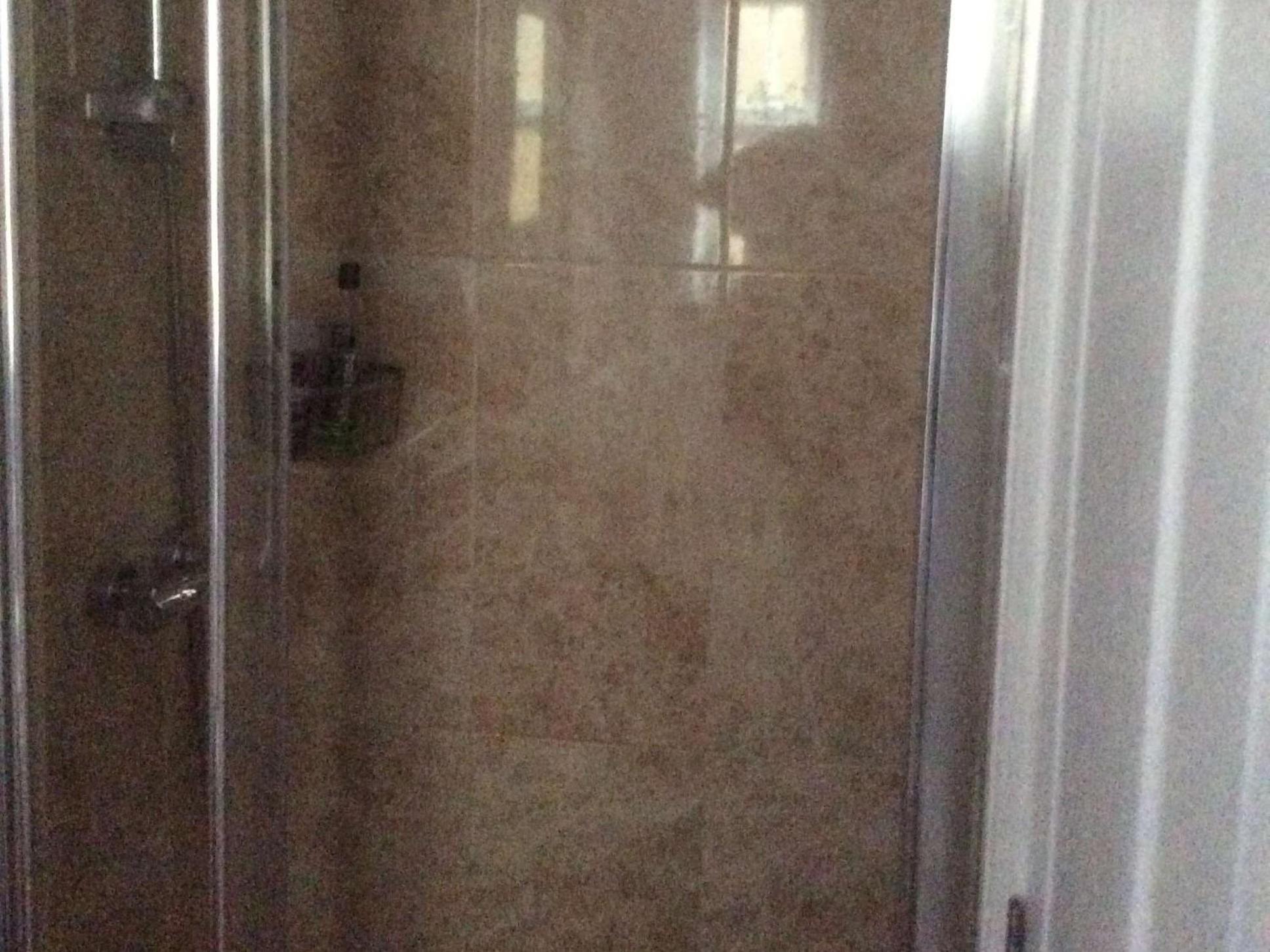 Twin Room with Ensuite Shower photo 3