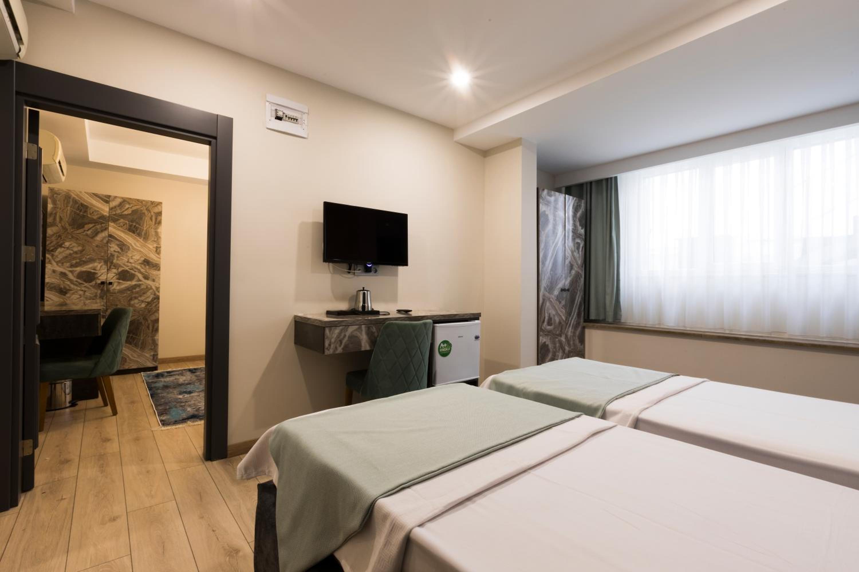 Deluxe Family Suite photo 3