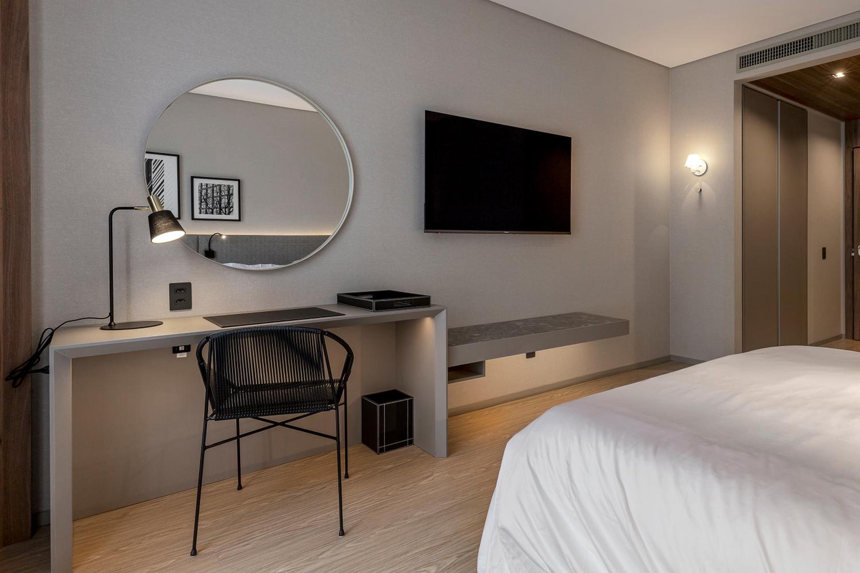 Superior King Room with Partial Sea View - Photo 1