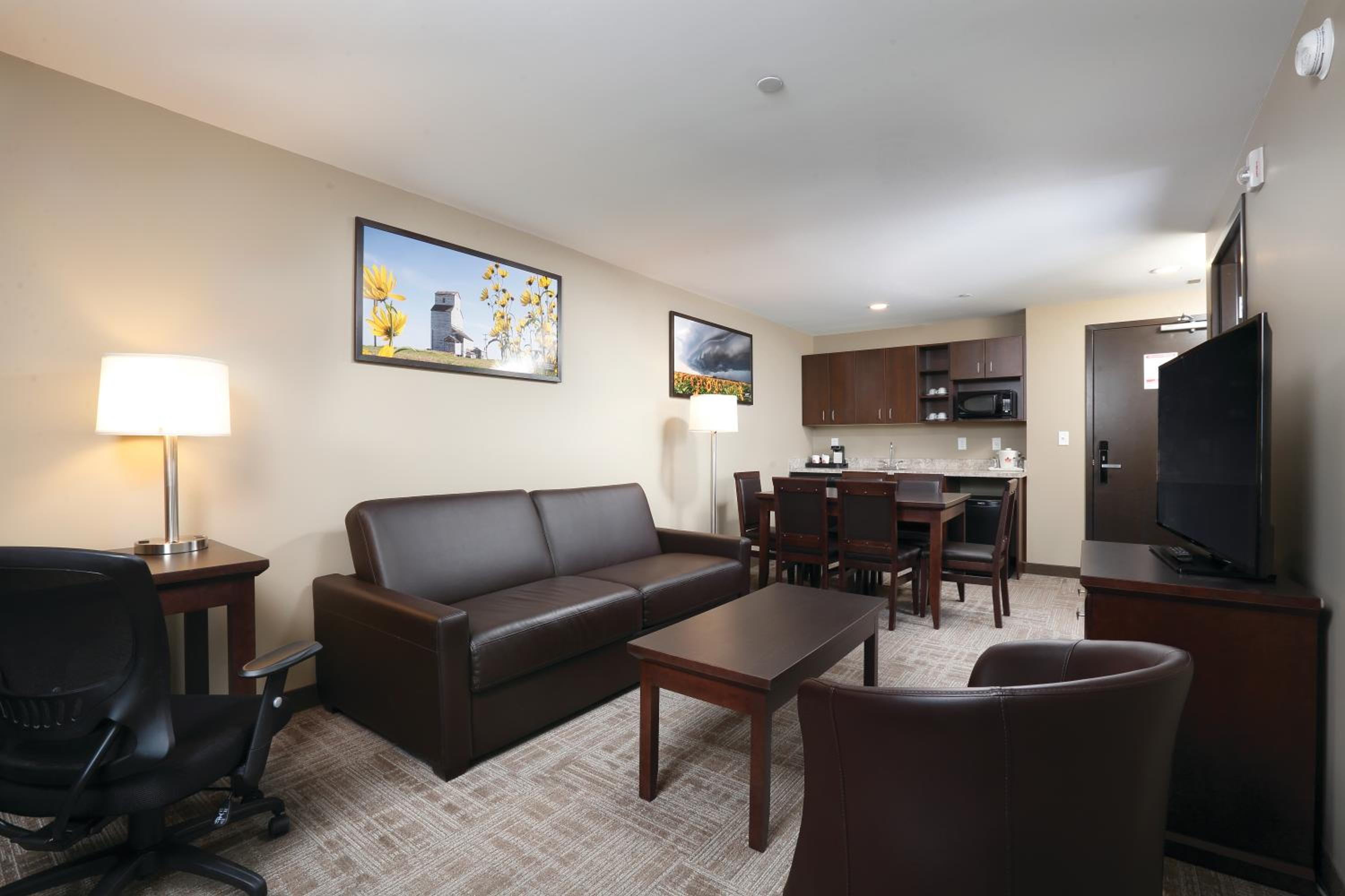 Deluxe Queen Suite