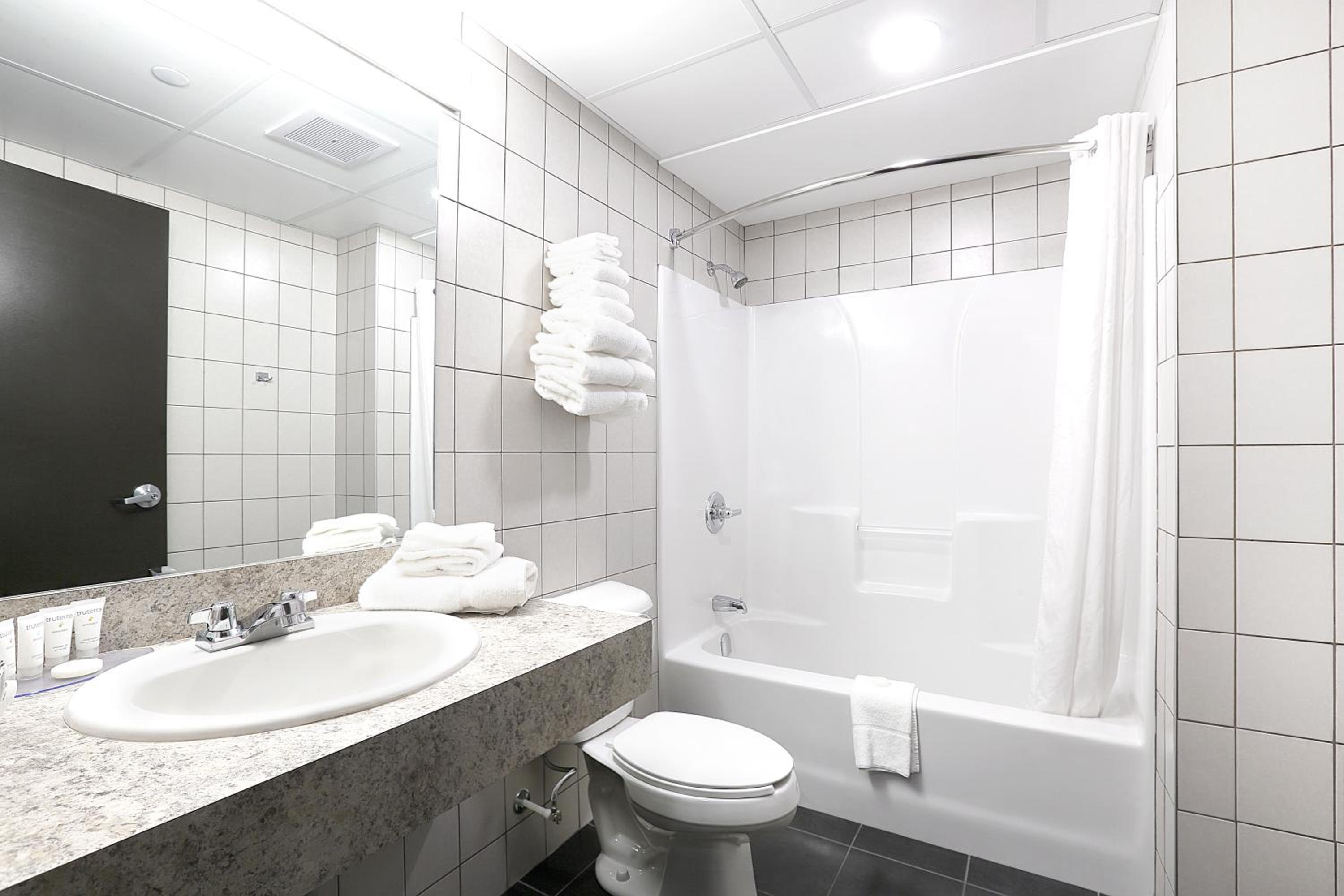 Deluxe Queen Suite