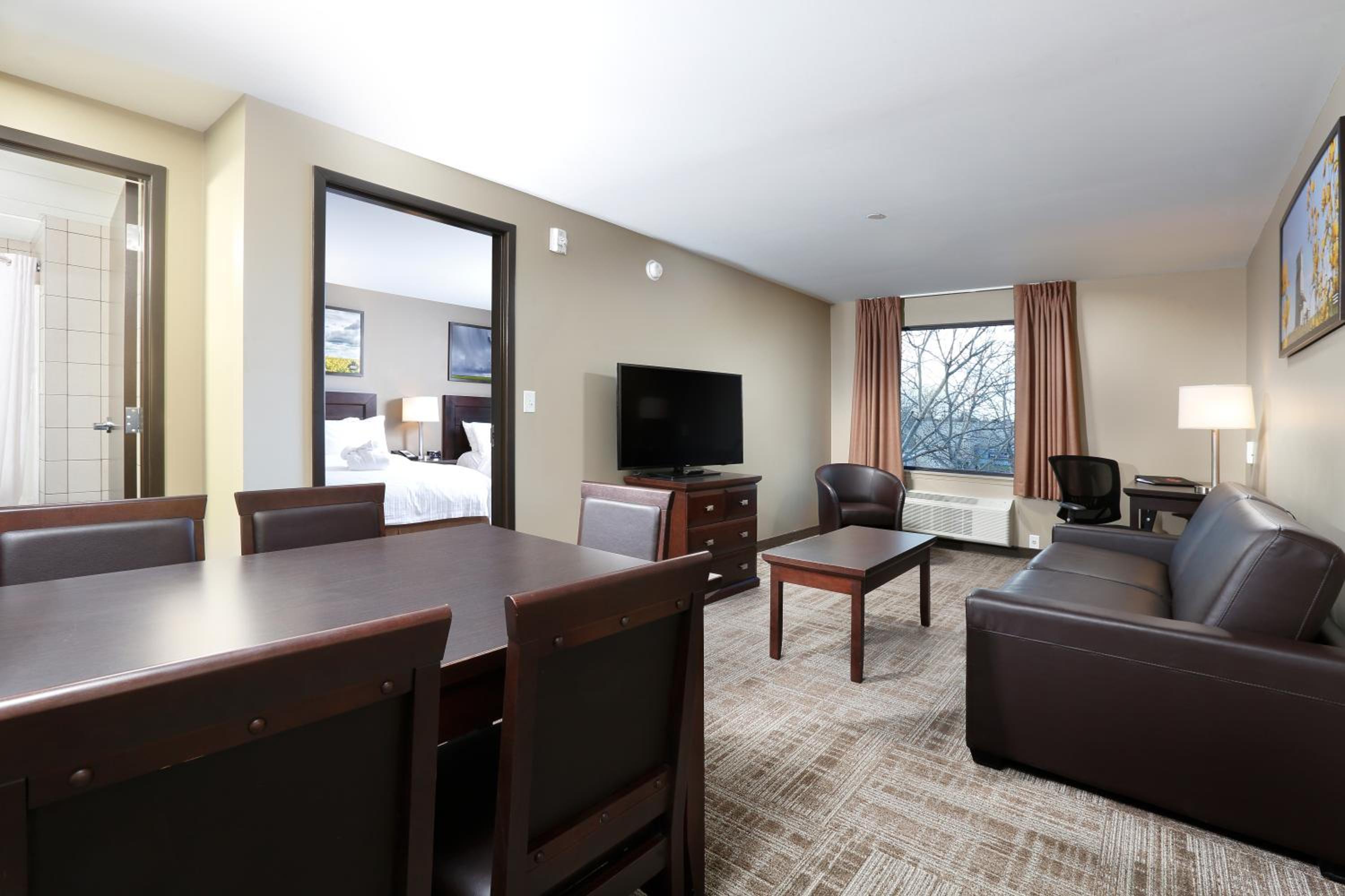 Deluxe Queen Suite