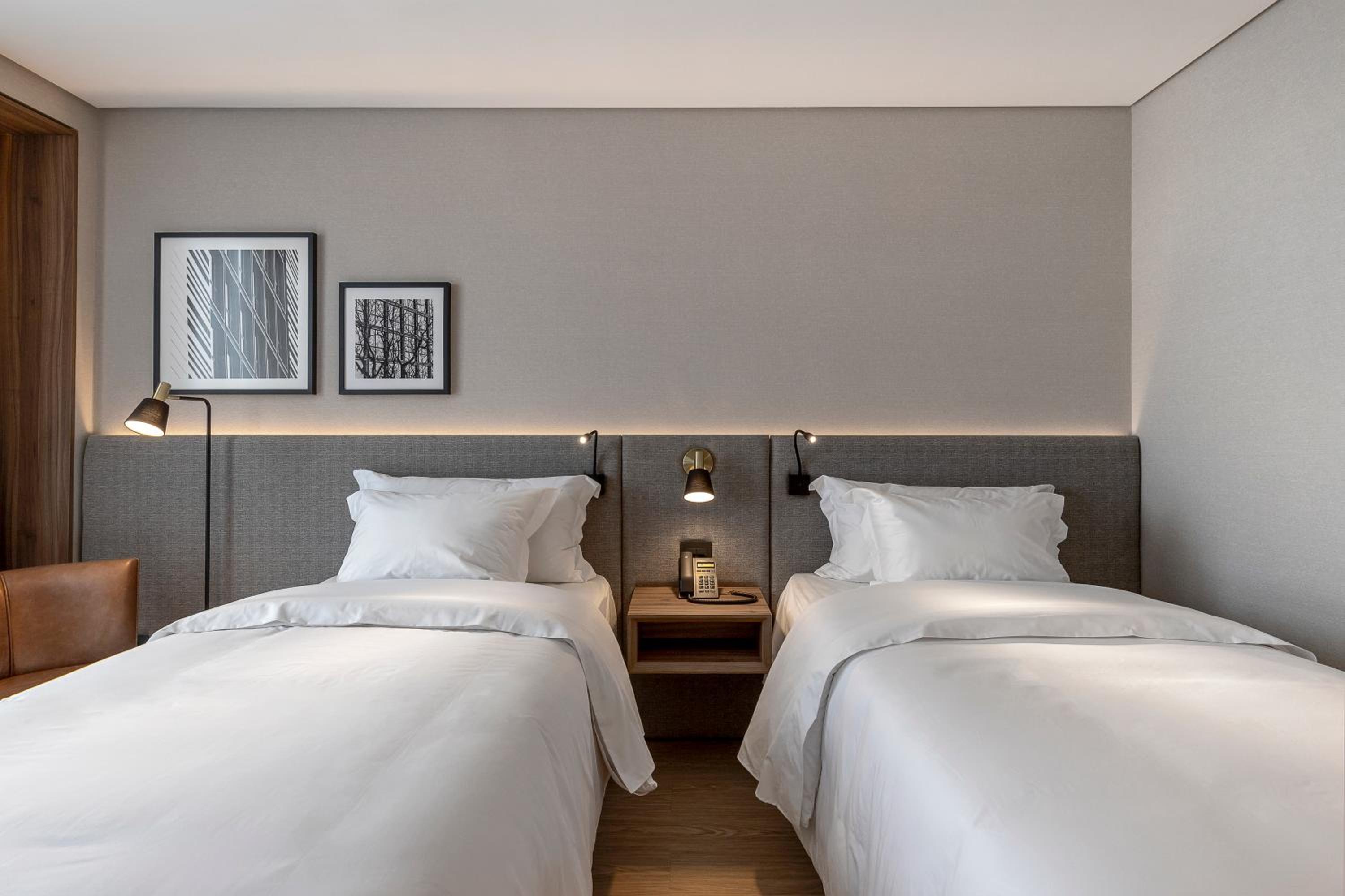 Superior Twin Room with Partial Sea View - Photo 1