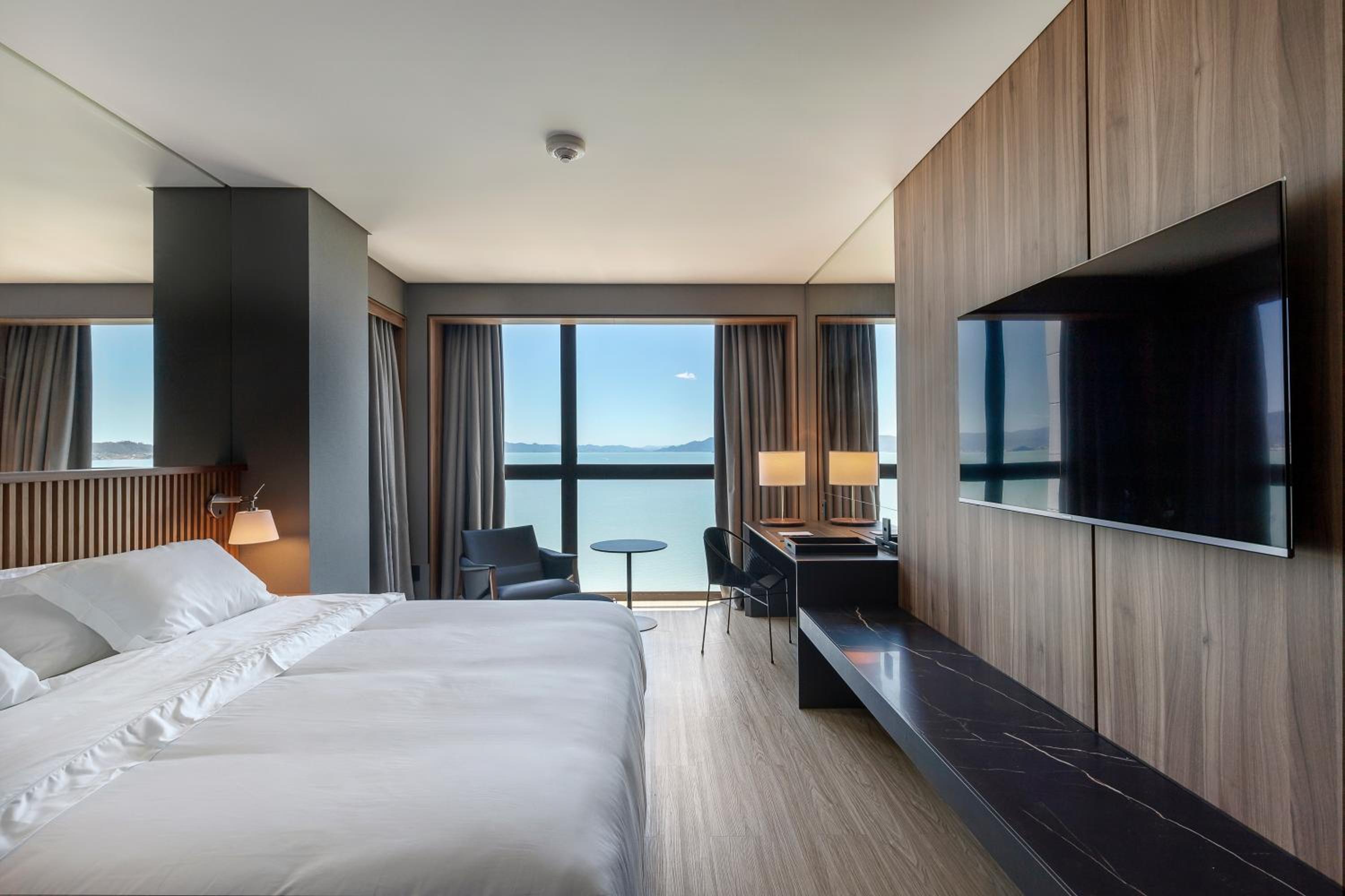 Luxury King Room with Sea View - Photo 3