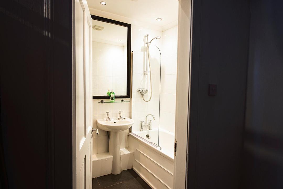 Quadruple Room Ensuite - Photo 4