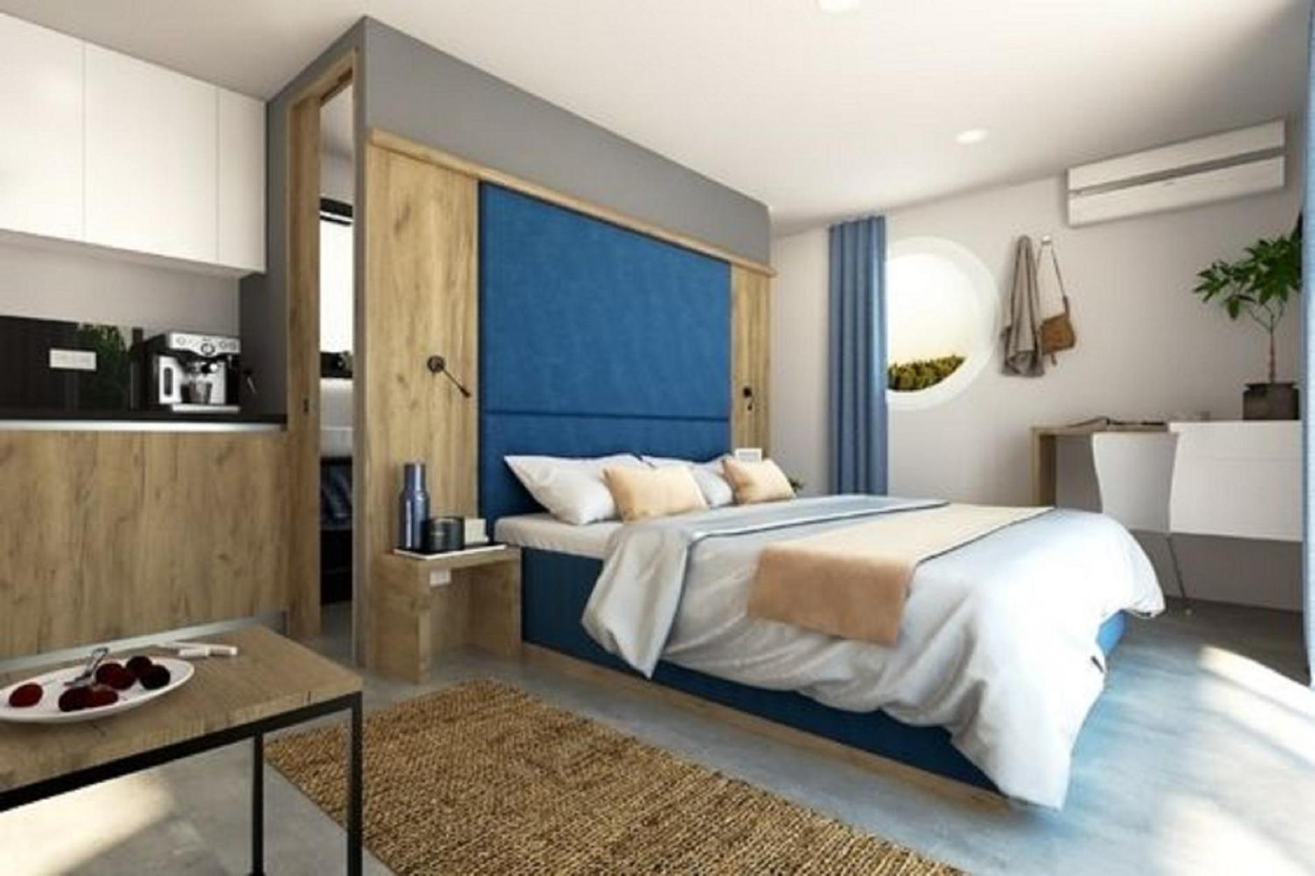 Floating Suite with Hot Tub - Photo 1