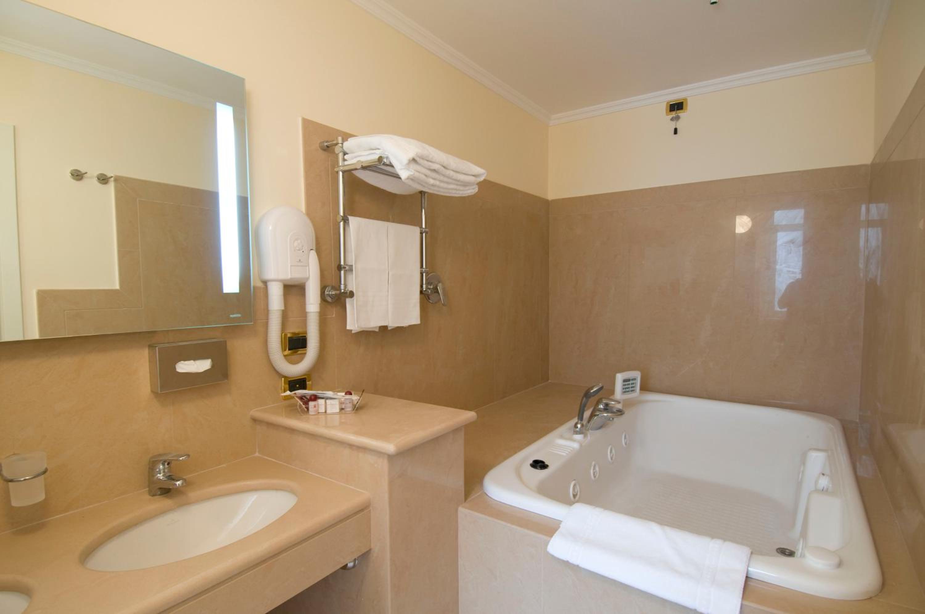 Deluxe Double Room - Photo 3