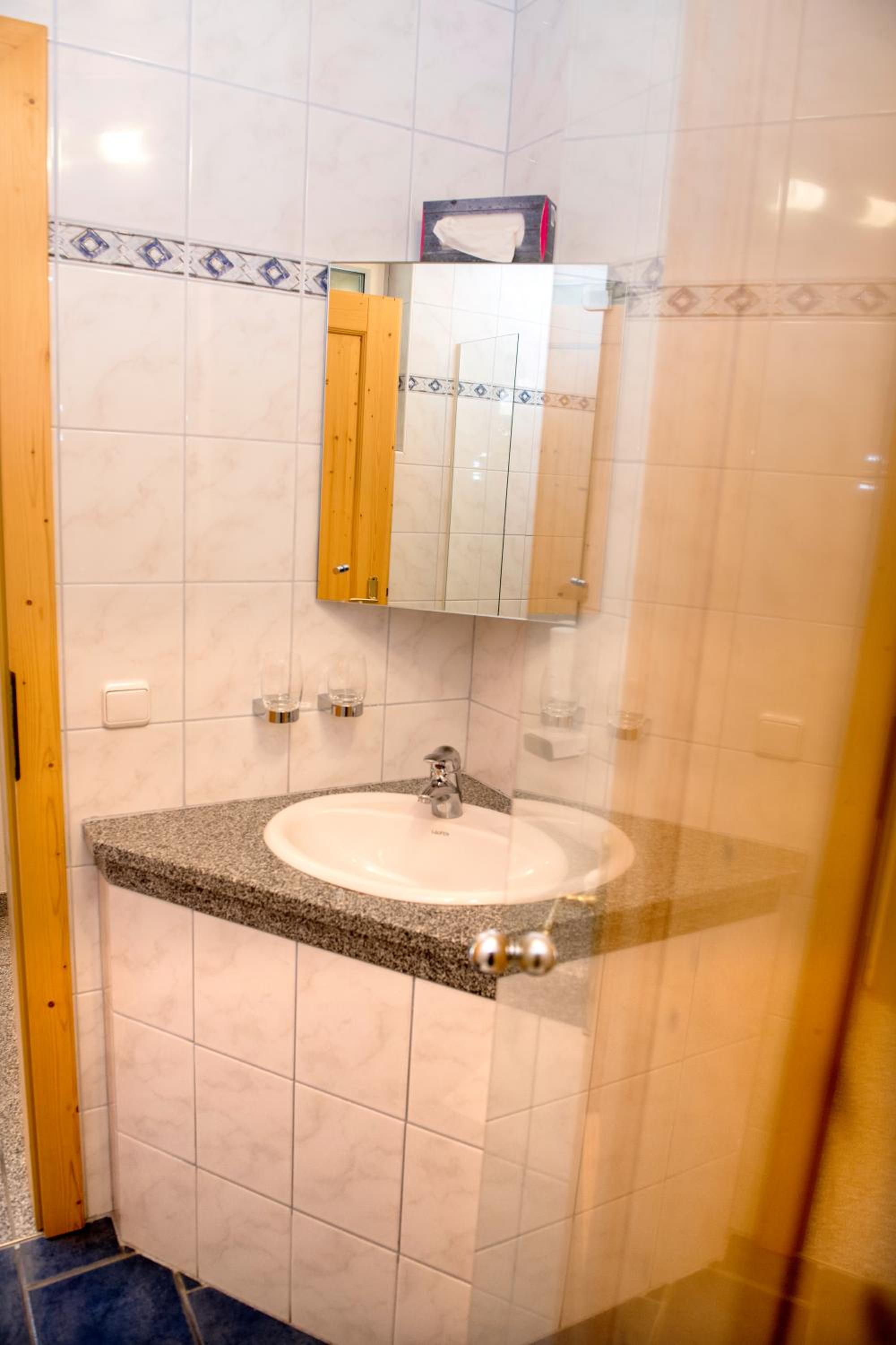 Double Room with Balcony - Photo 7