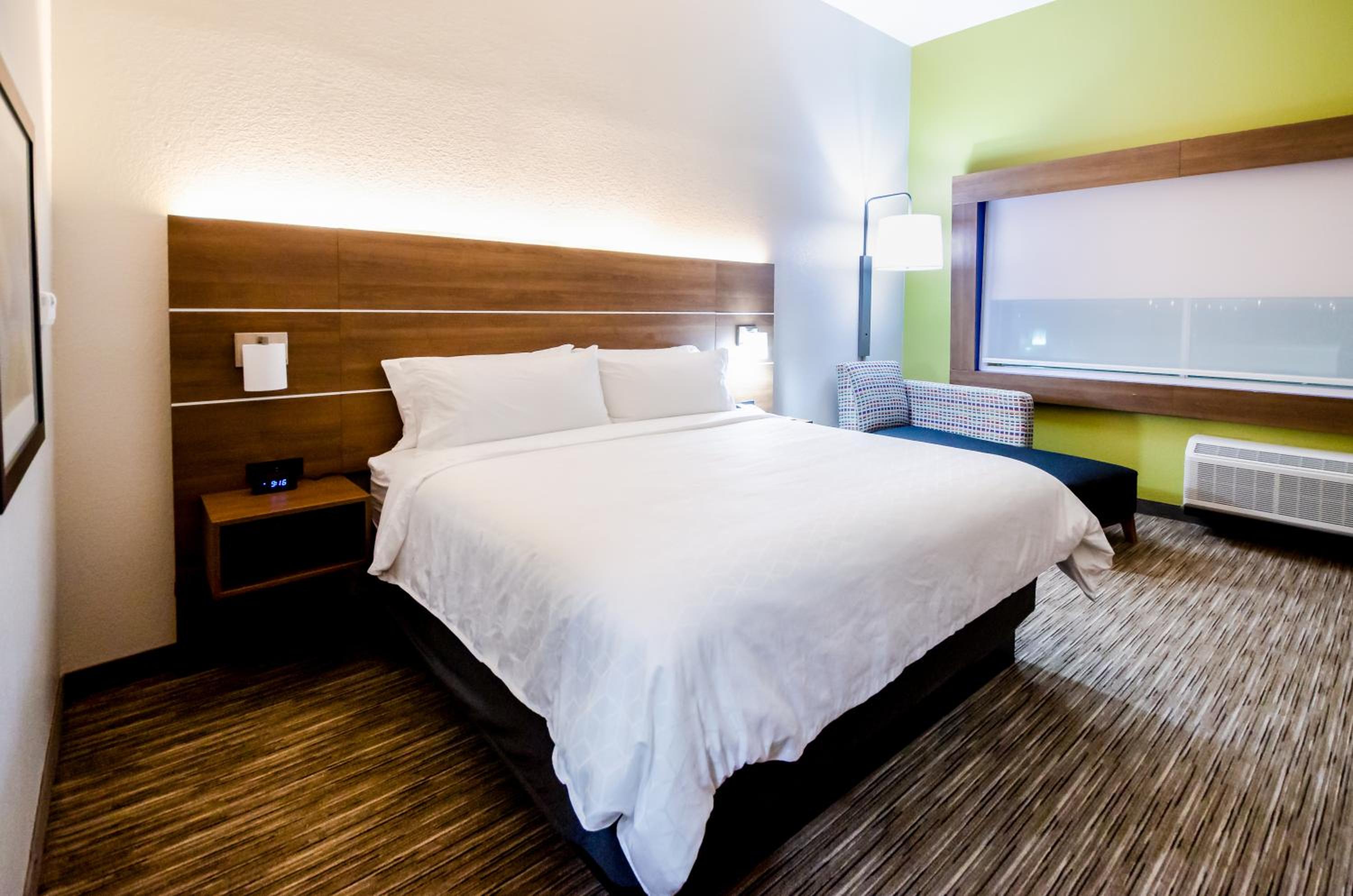 King Suite with Hearing Accessible Tub - Non-Smoking