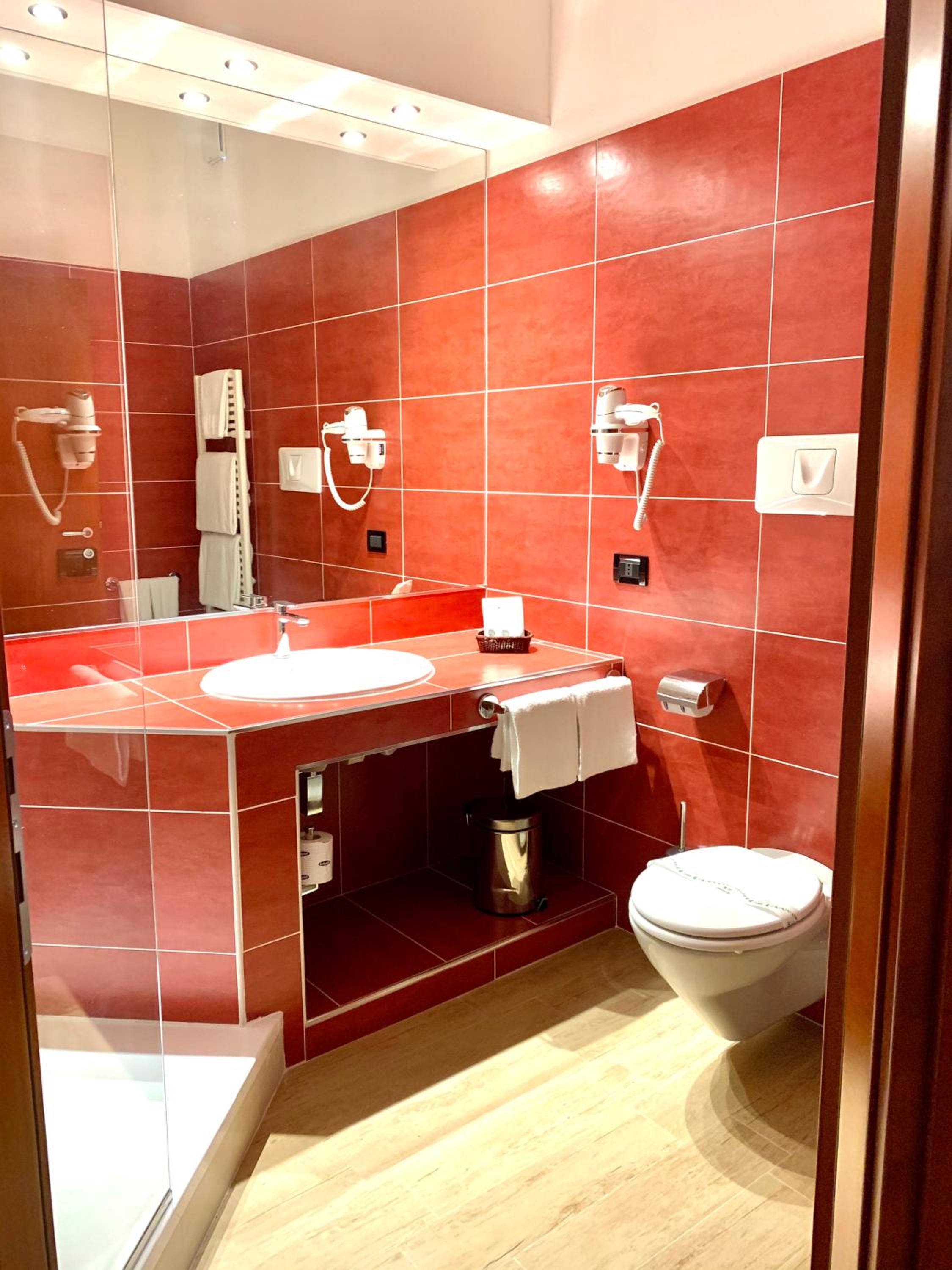 Junior Suite with Balcony - Photo 2