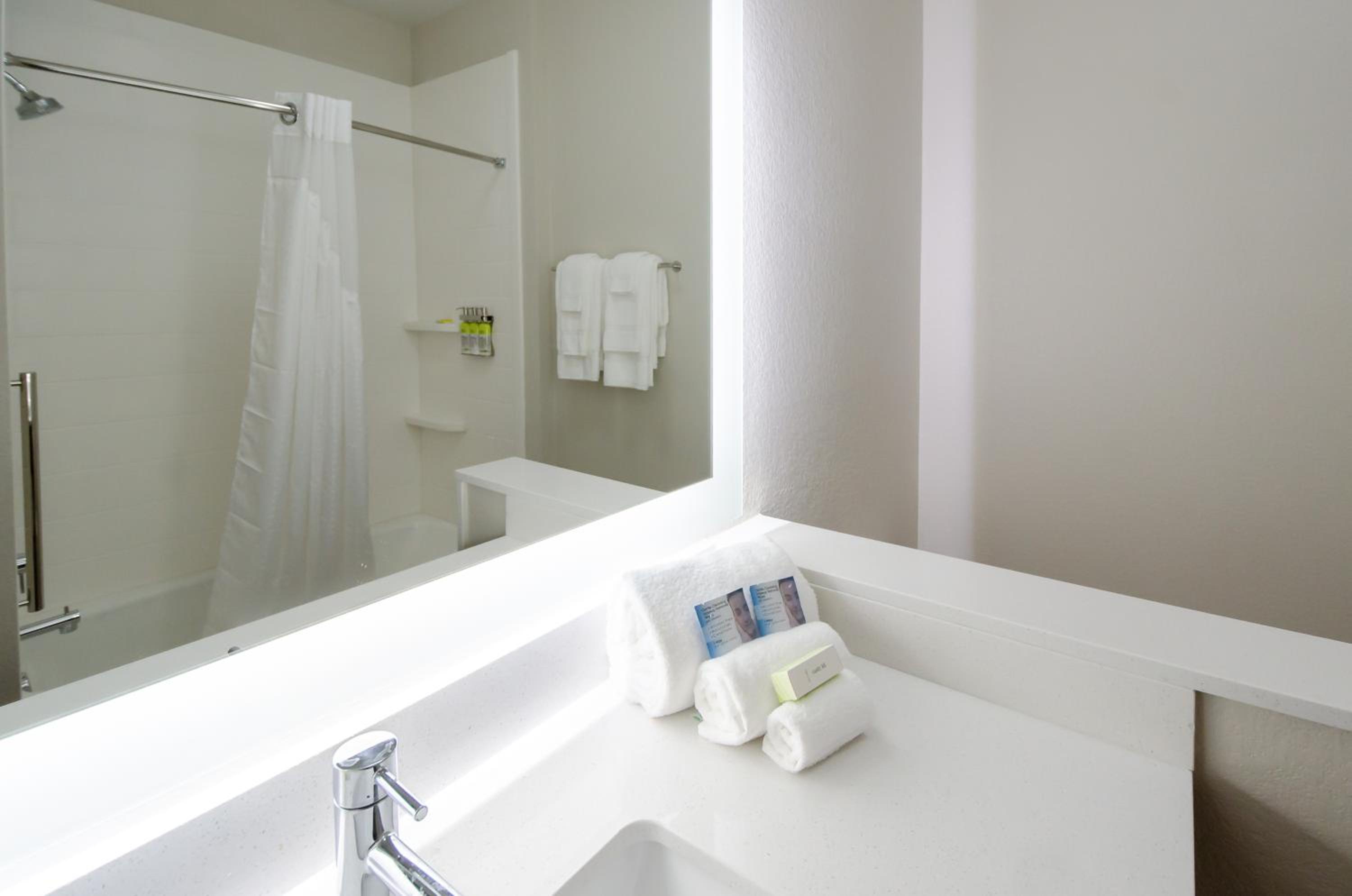 Queen Suite with Two Queen Beds Hearing Accessible Bathtub - Non-Smoking - Photo 3