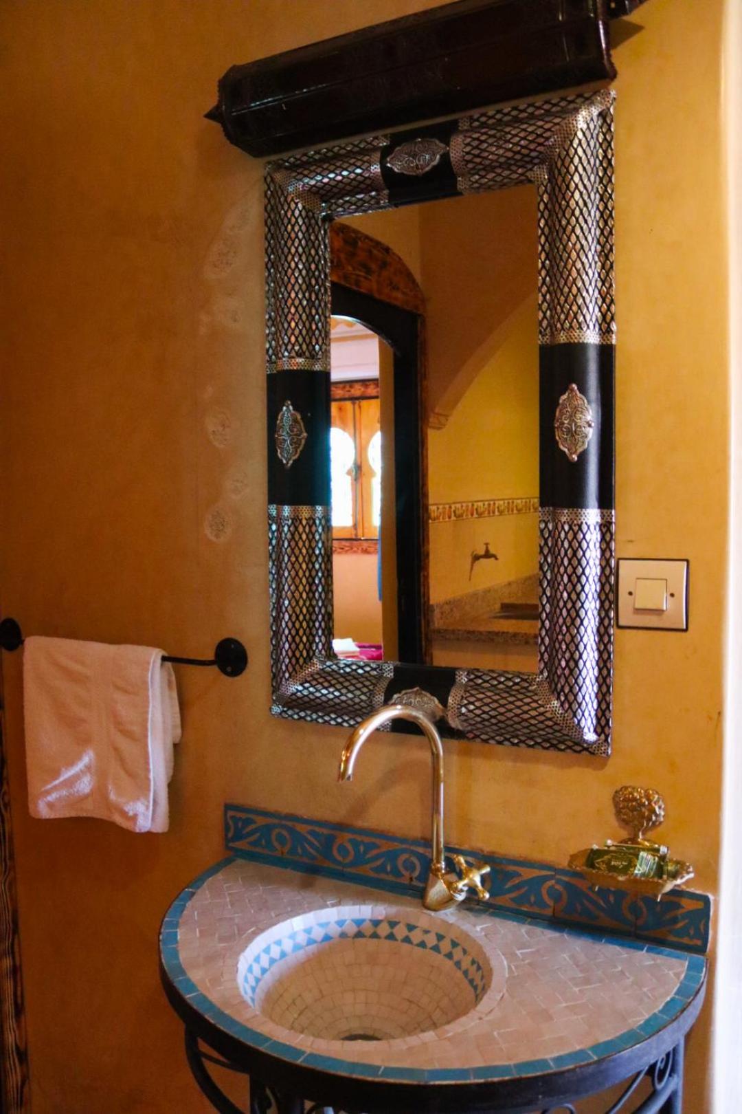 Quadruple Room with Bathroom - Photo 4