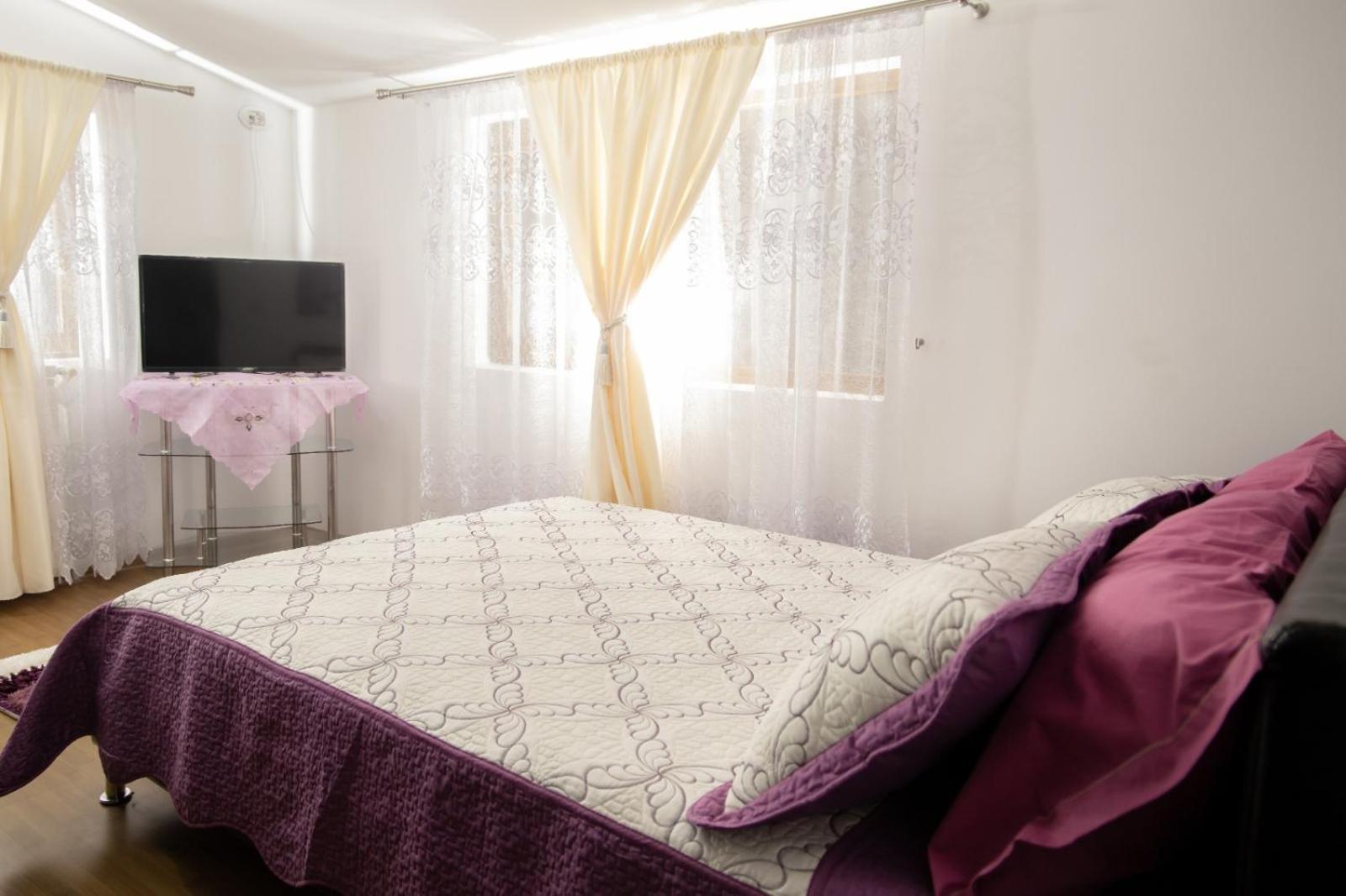 Double Room with Private Bathroom - Photo 2