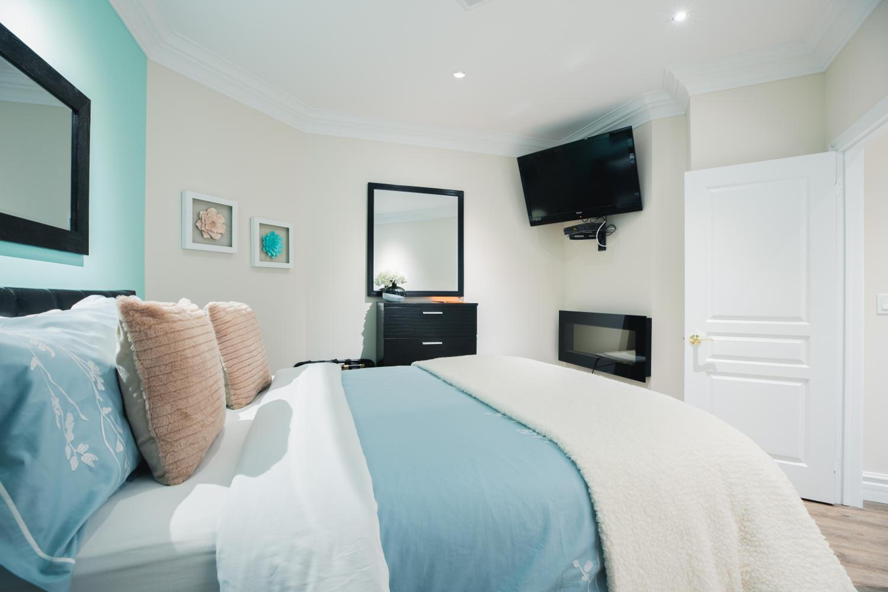Deluxe Queen Suite photo 1