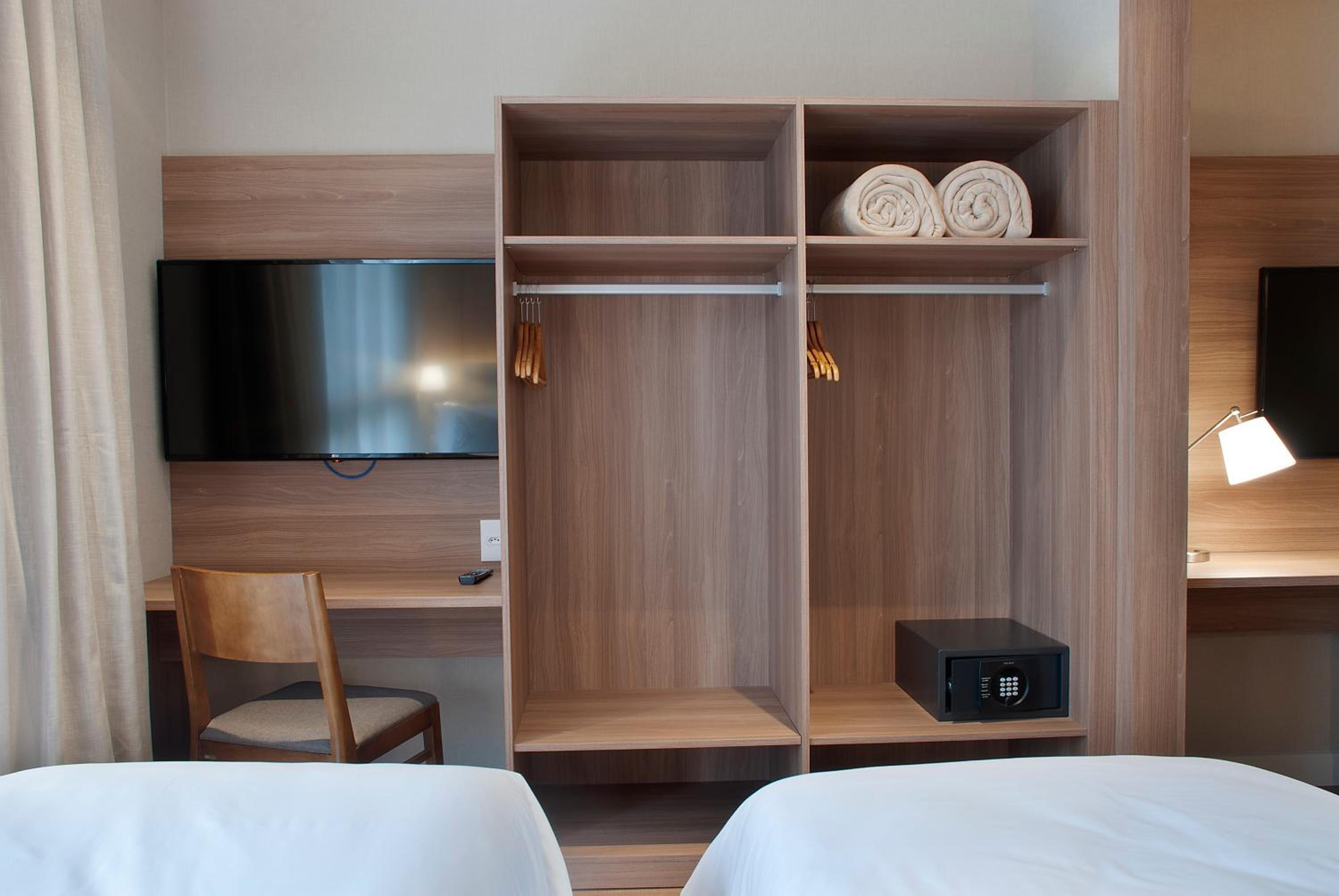 Standard Double Room thumbnail 5