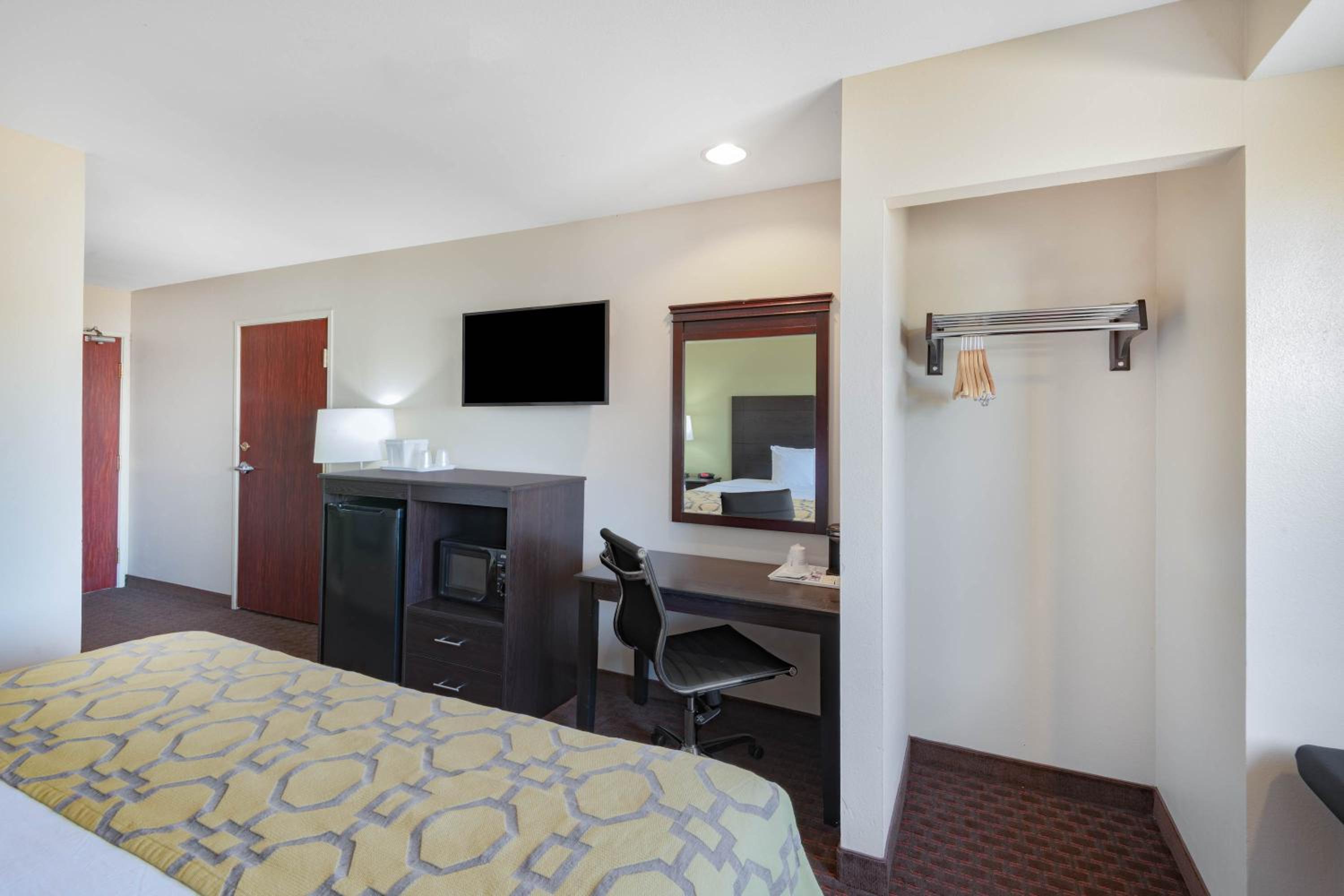 King Room with Bath Tub - Mobility Accessible/Non-Smoking - Photo 2