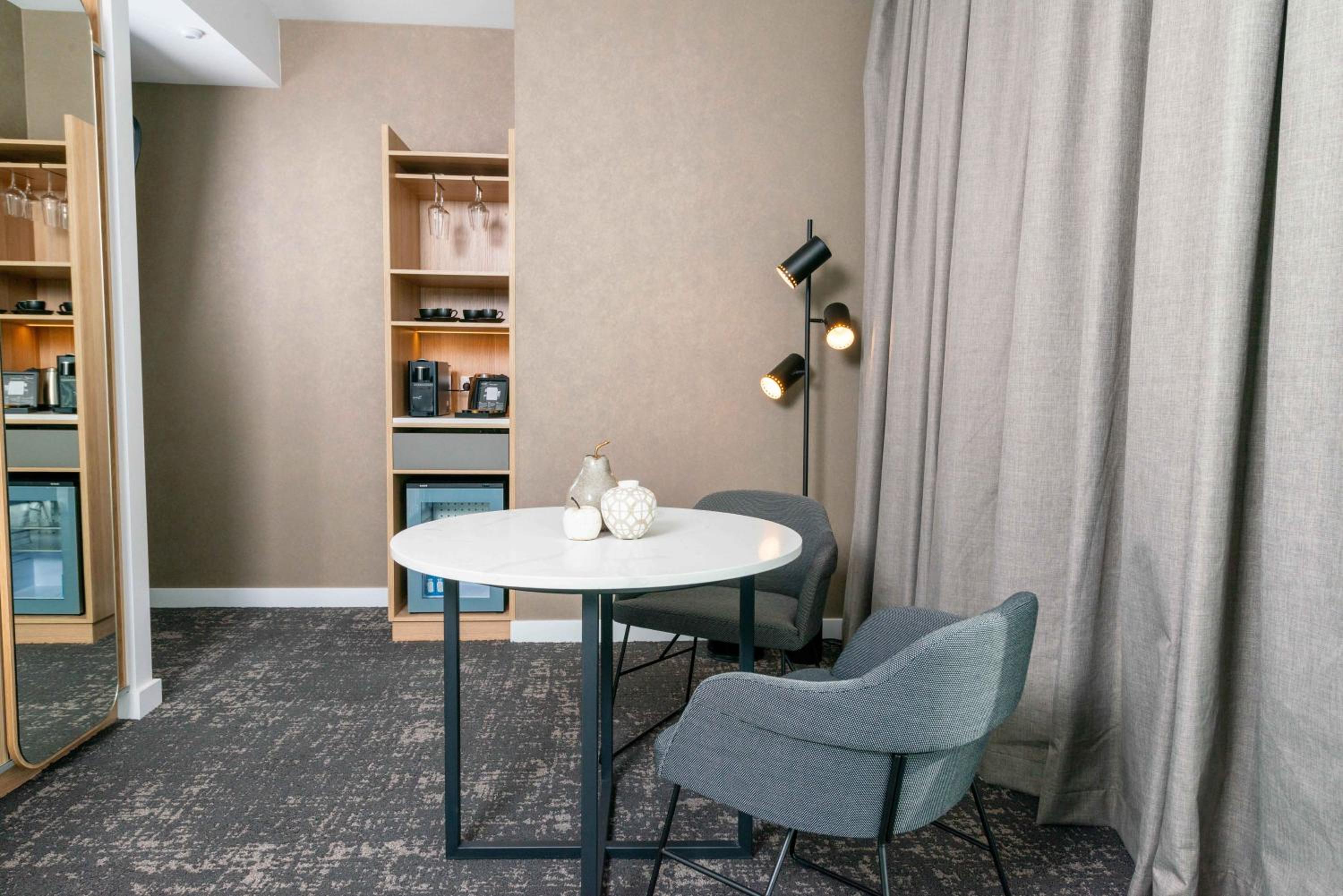 Junior King Suite with City View - Photo 6