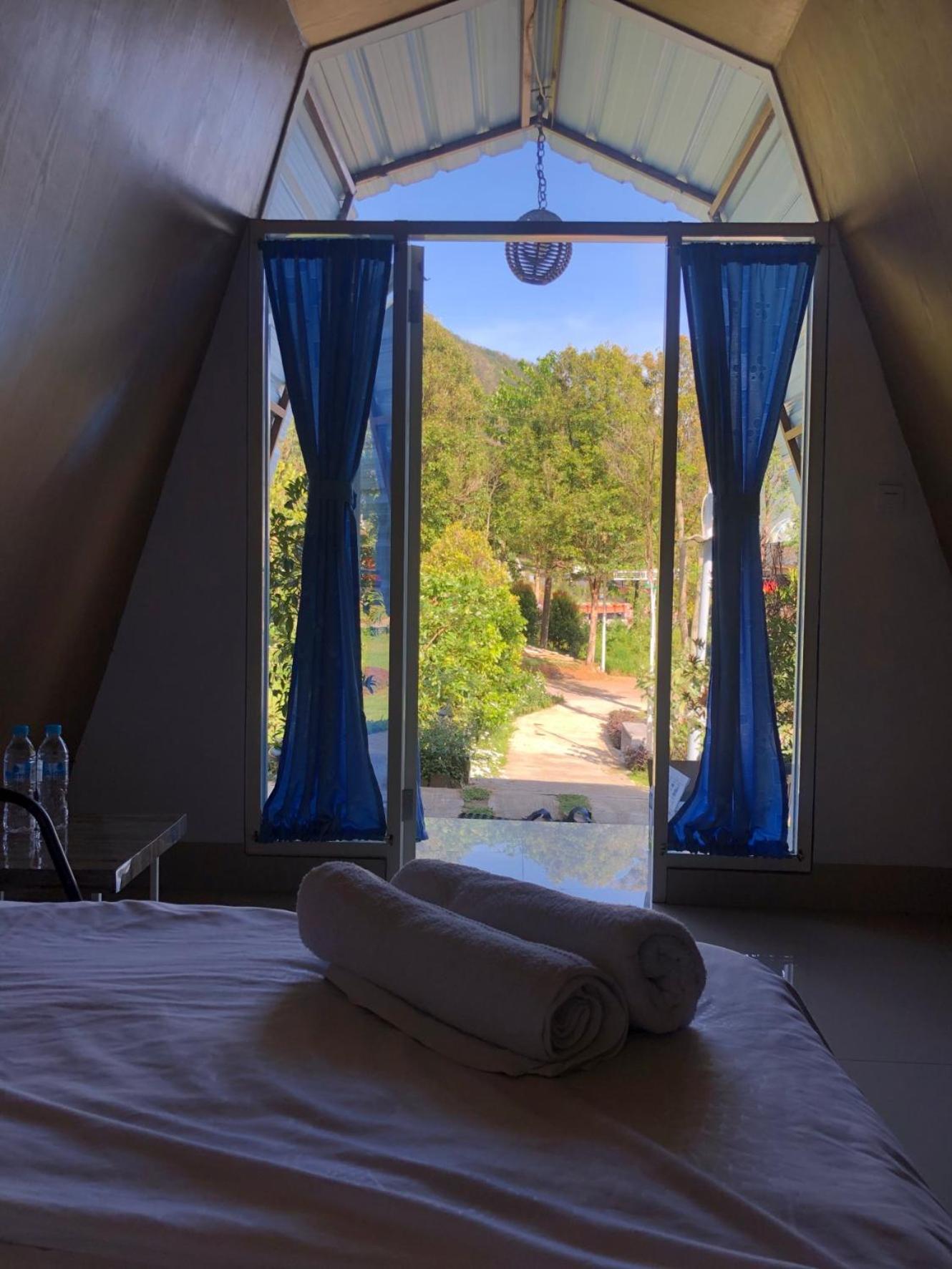 Deluxe Double Room with Balcony - Photo 7
