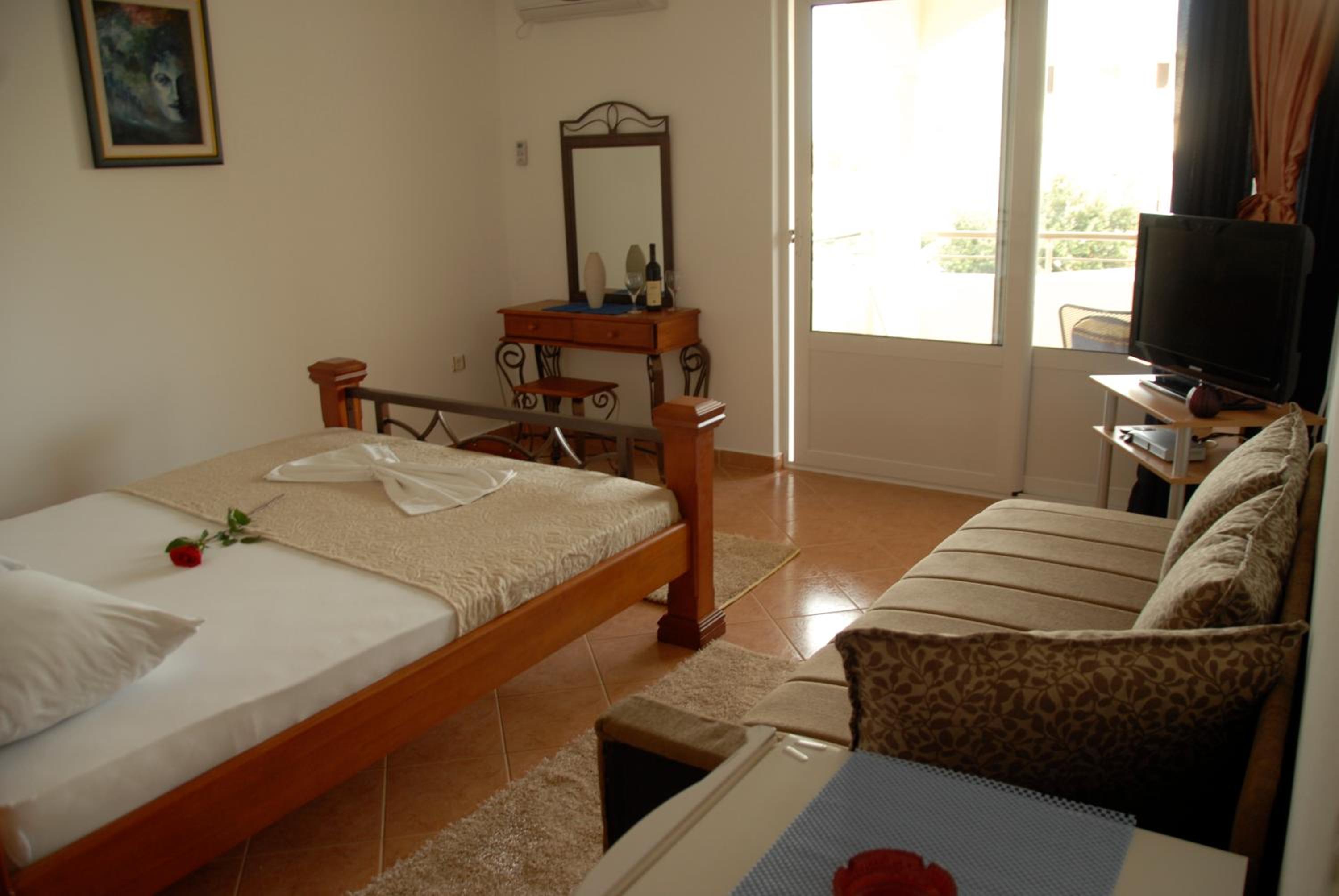 Superior Double Room with Balcony and Garden View - Photo 13