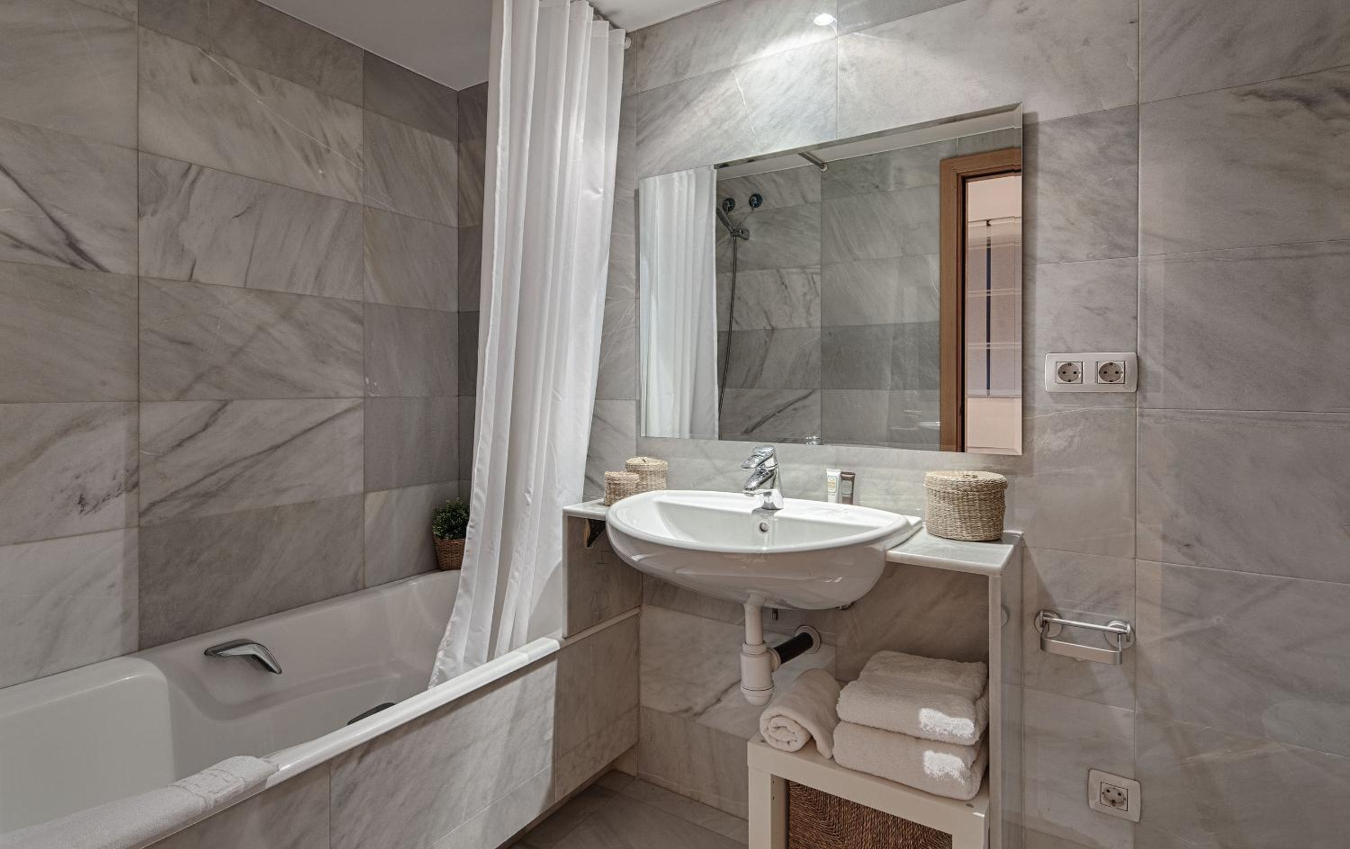 Two-Bedroom Apartment with 2 Bathrooms  photo 2