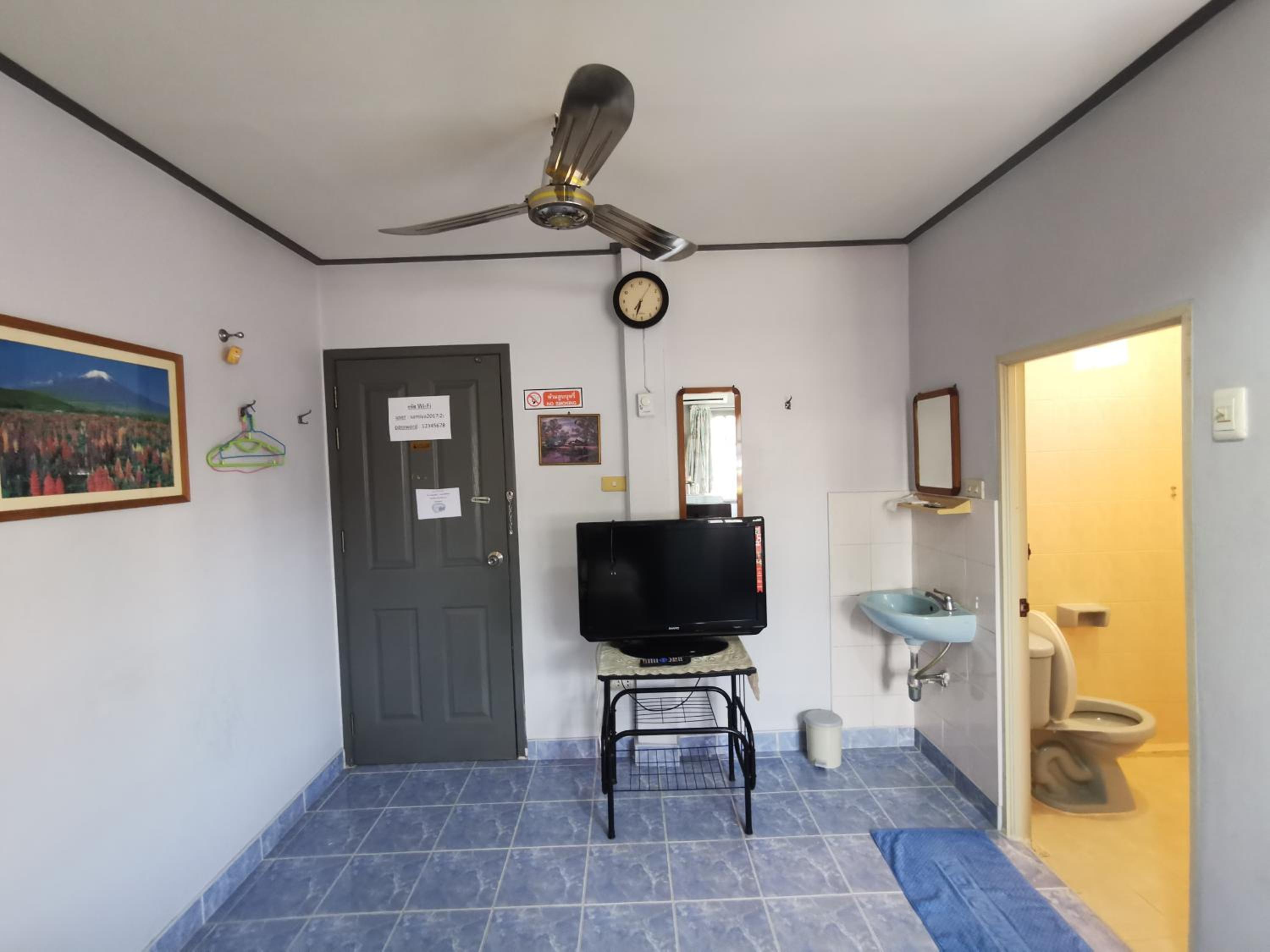 Family Room - Photo 5
