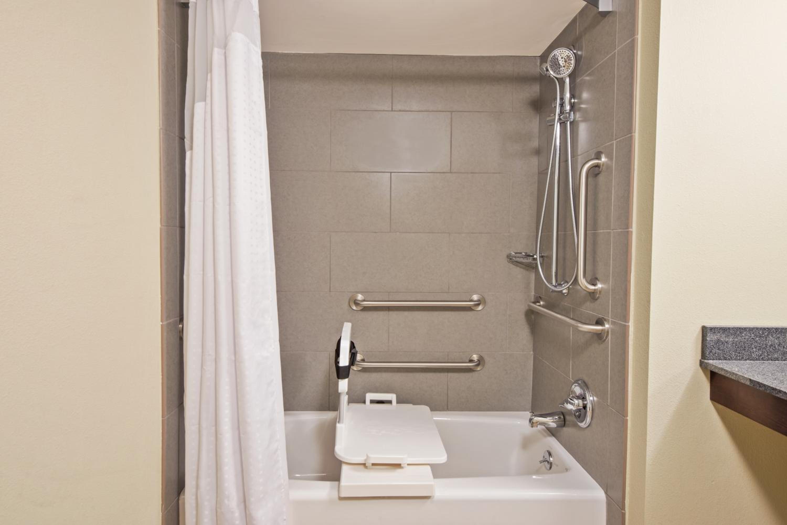 Standard Queen Room with Two Queen Beds - Communications Accessible - Photo 6