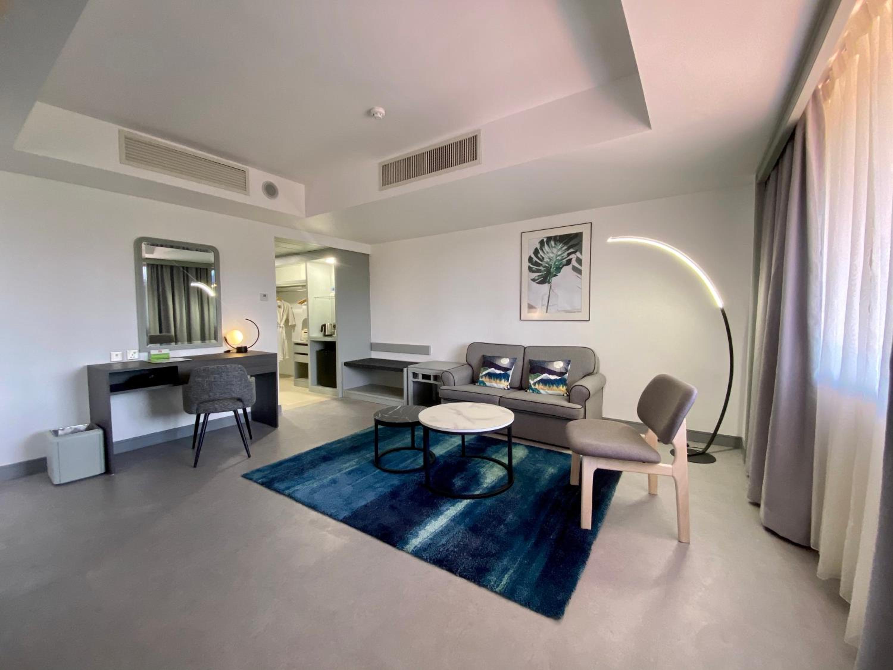 Executive Suite - Photo 2