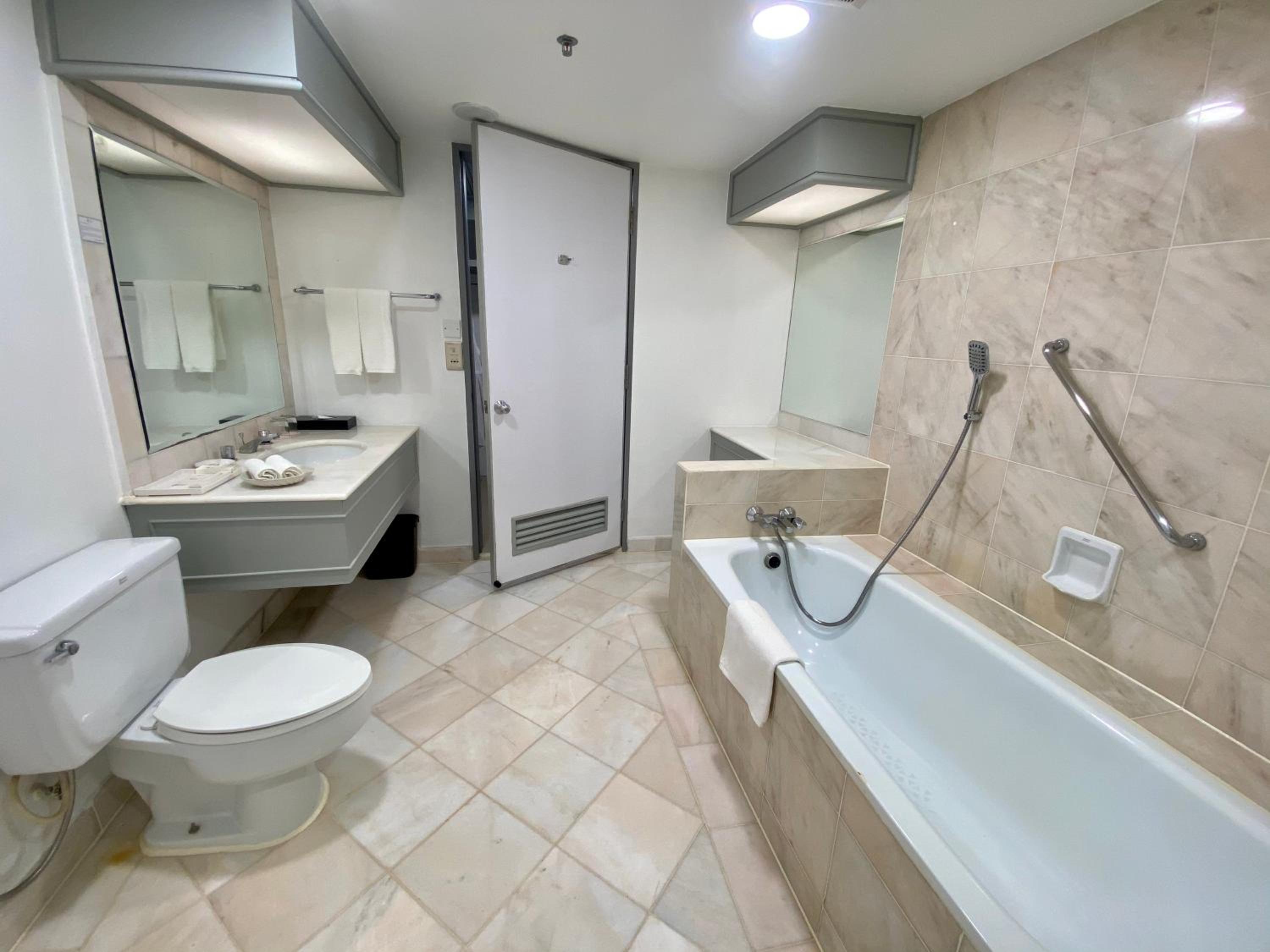 Executive Suite - Photo 4
