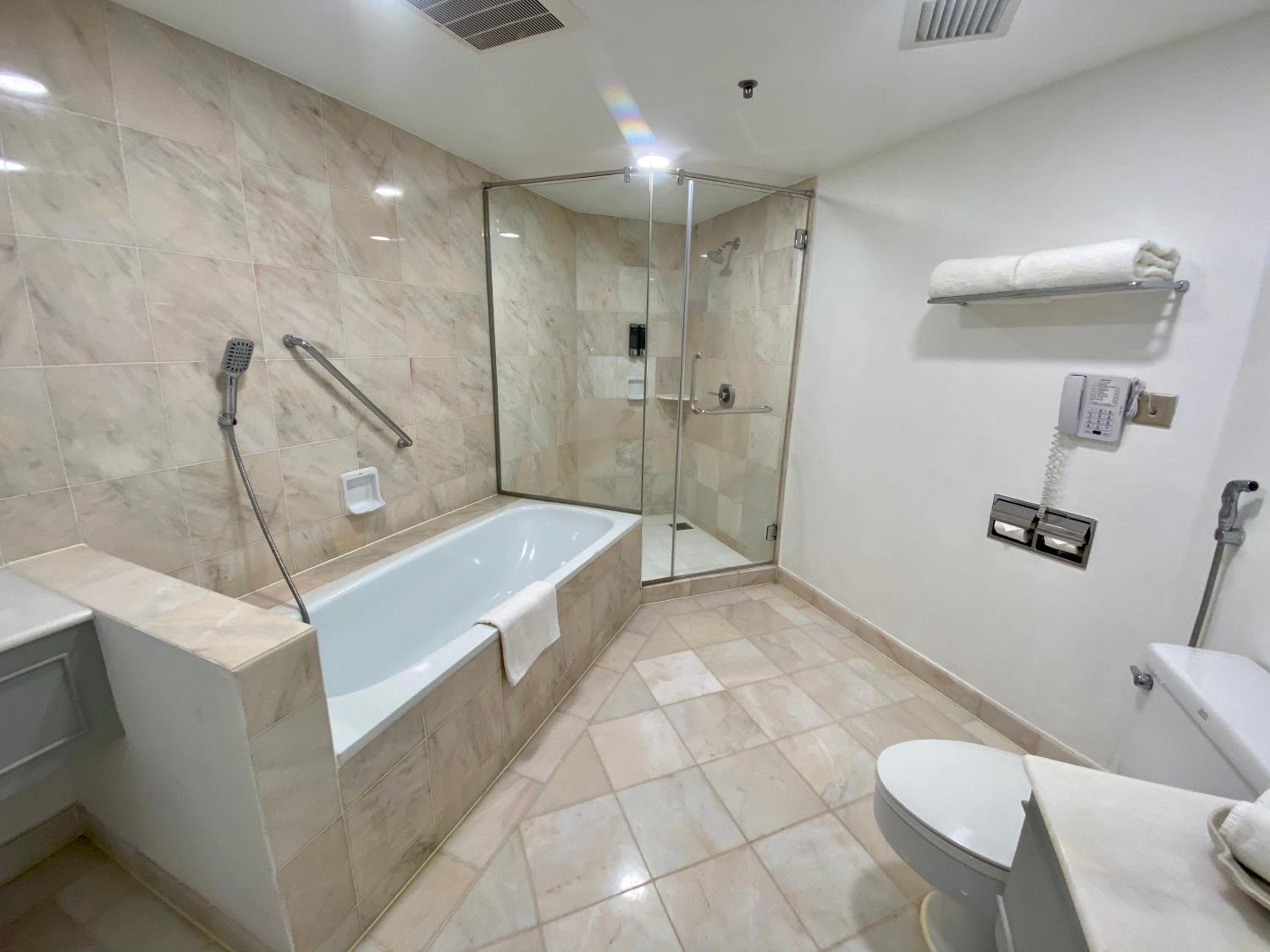 Executive Suite - Photo 5