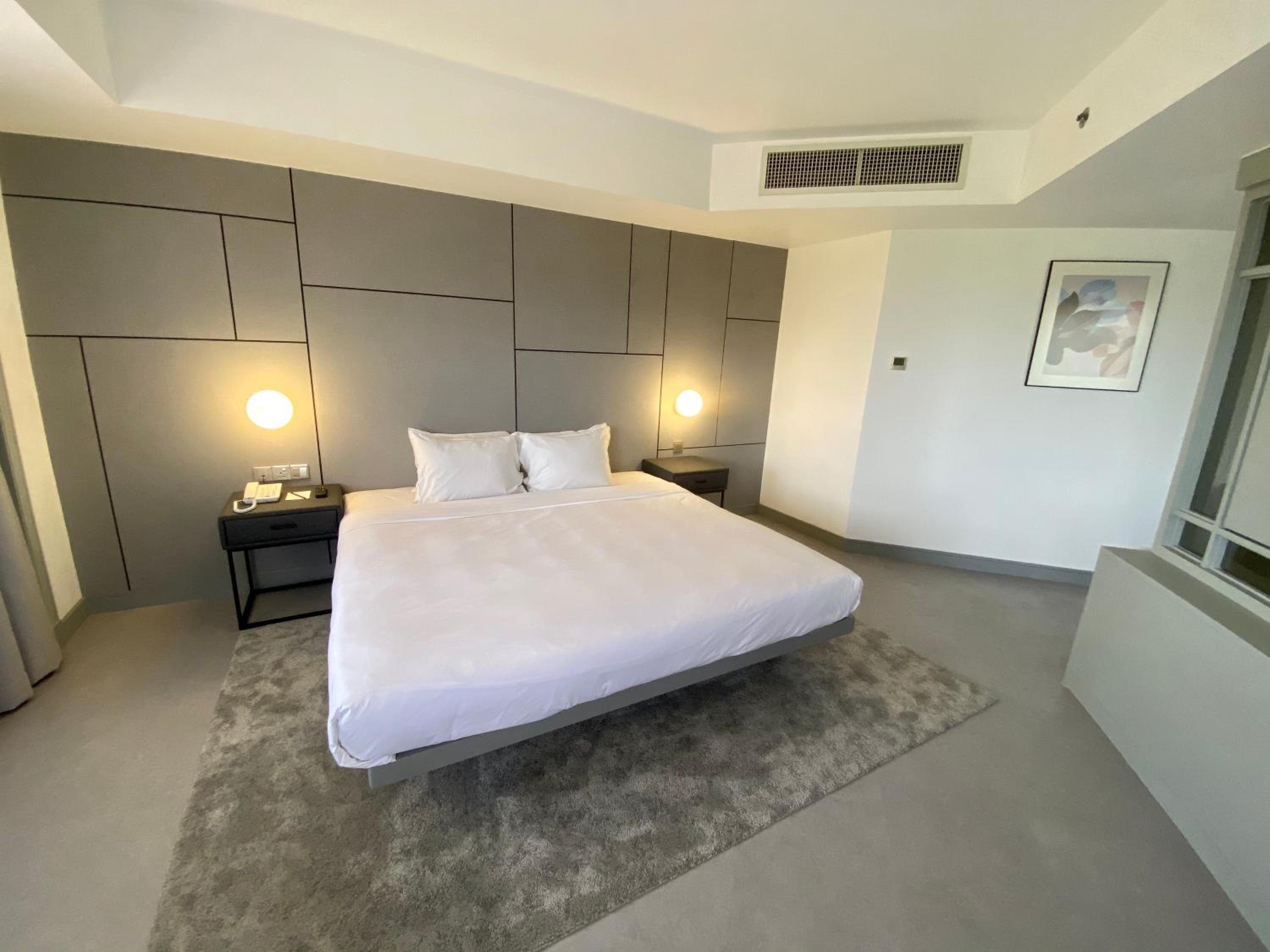 Executive Suite - Photo 3