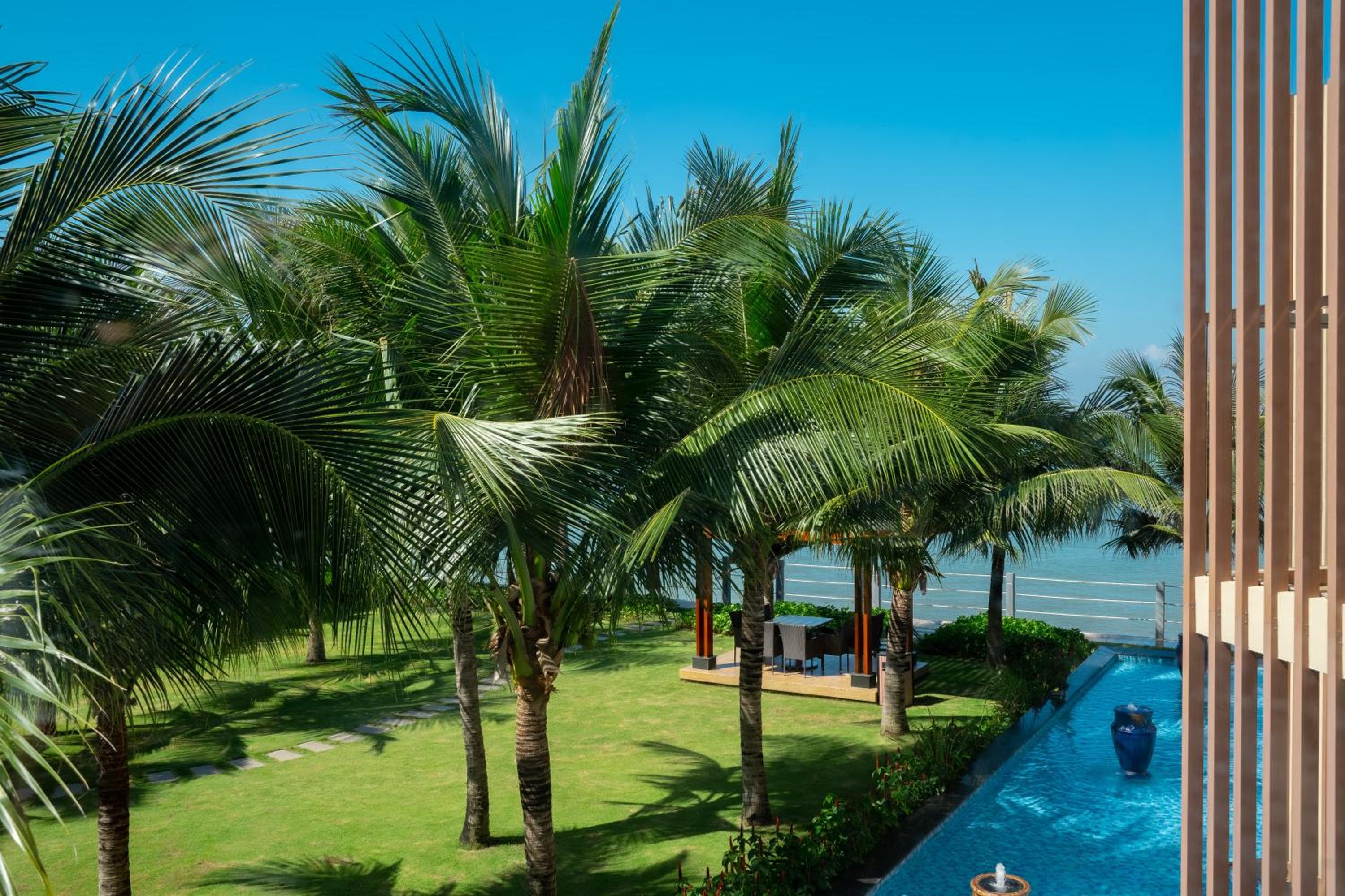 Deluxe Double Room with Balcony - Photo 4