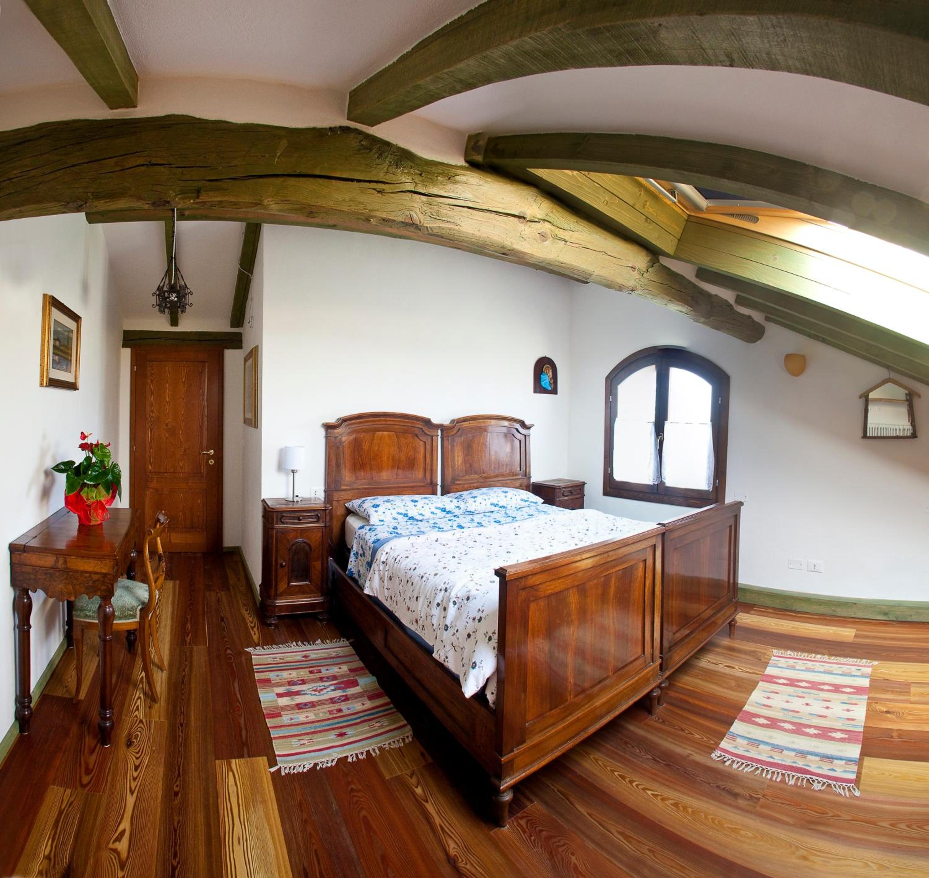 Suite - Photo 1