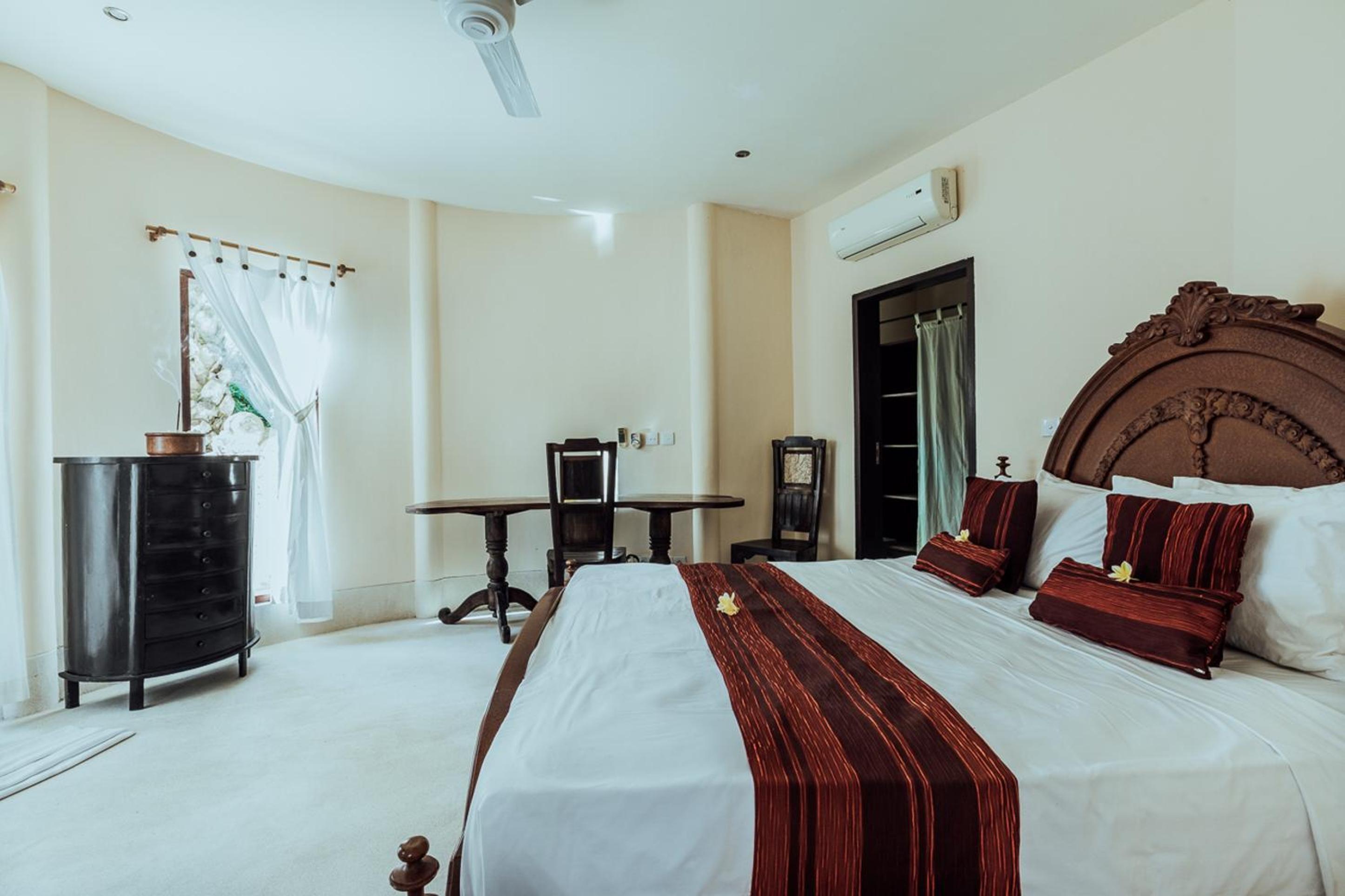 Double Room with Pool View or Garden View - Photo 12