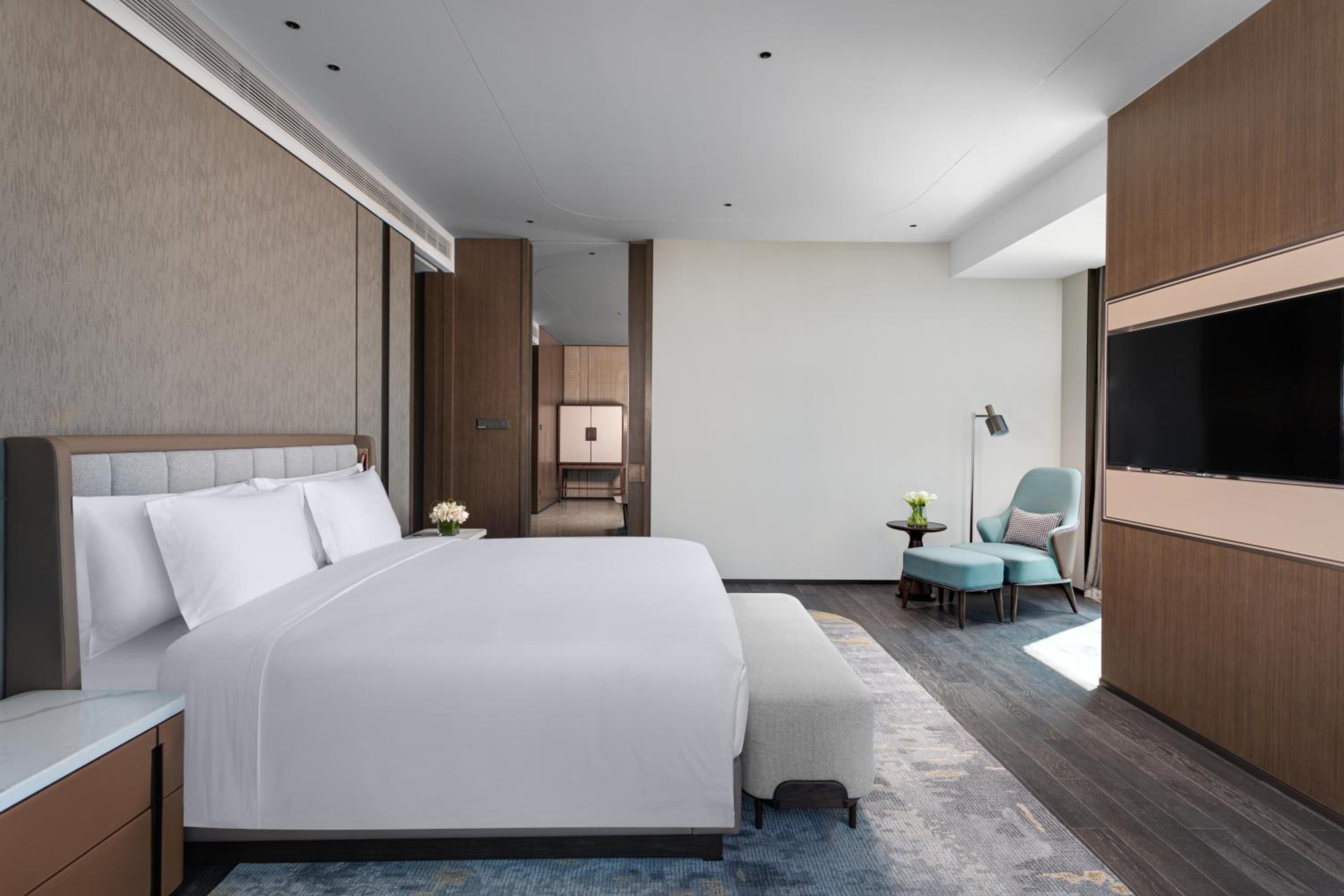 One-Bedroom King Suite thumbnail 6