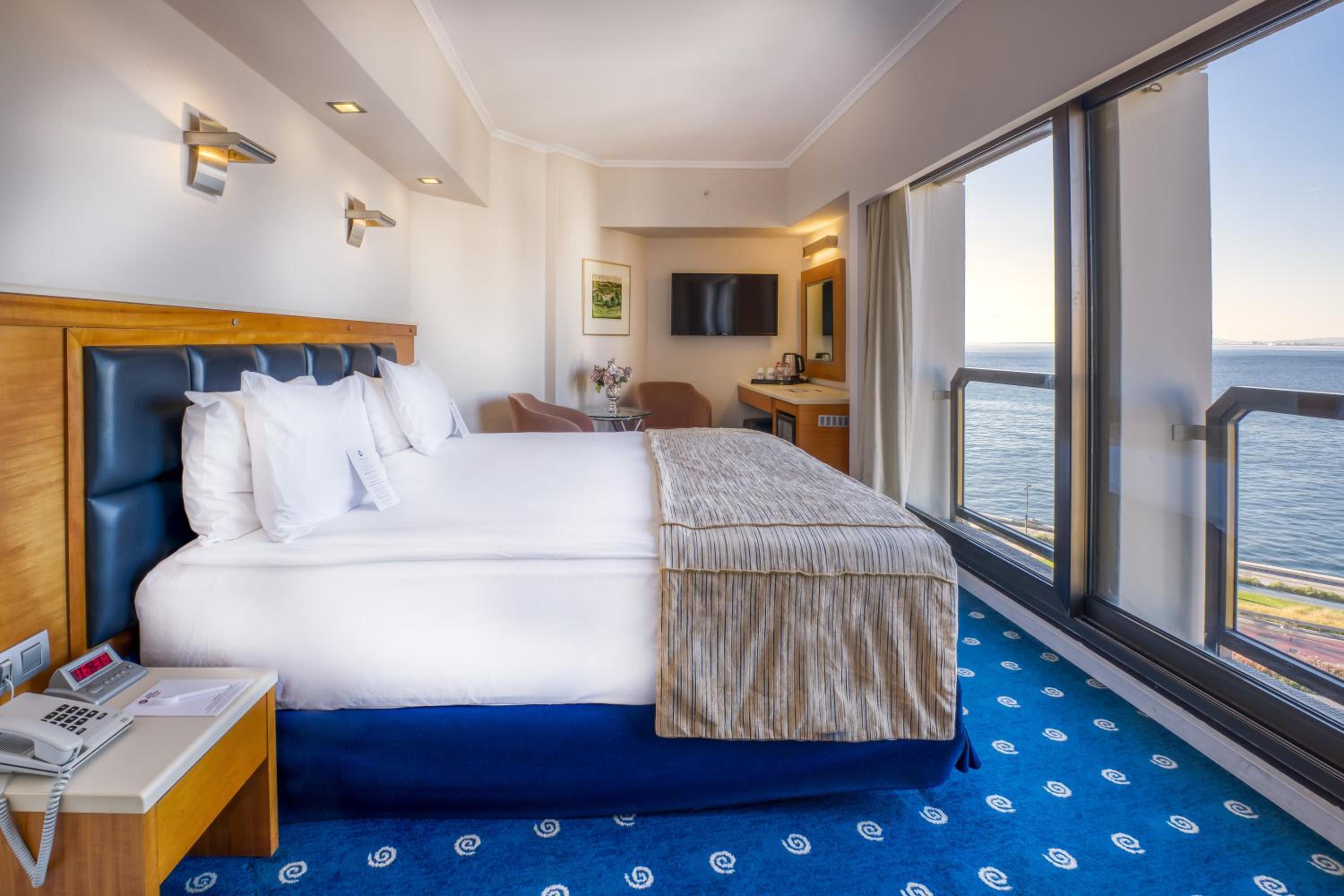 King Room with Hot Tub and Sea View photo 3