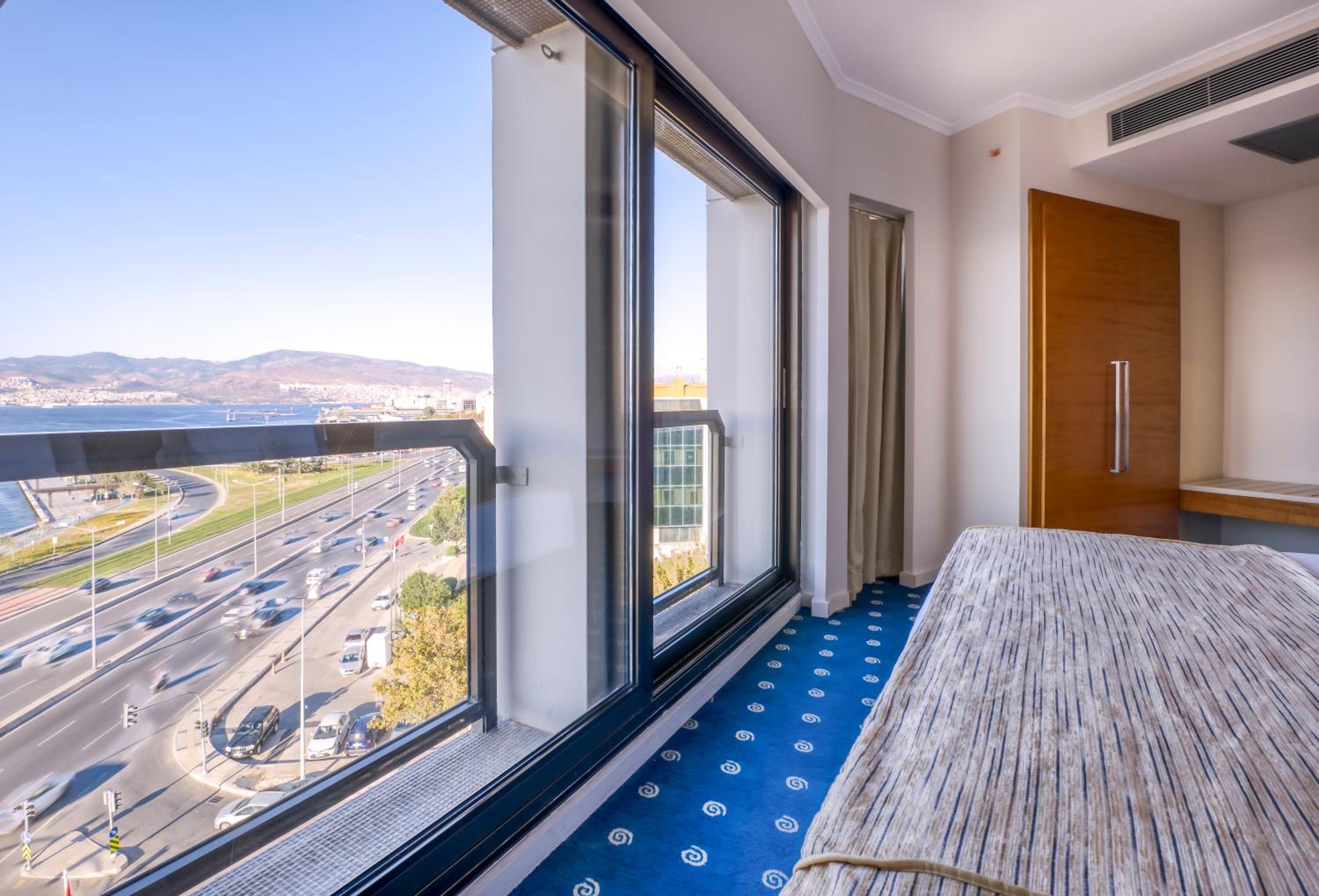King Room with Hot Tub and Sea View photo 2