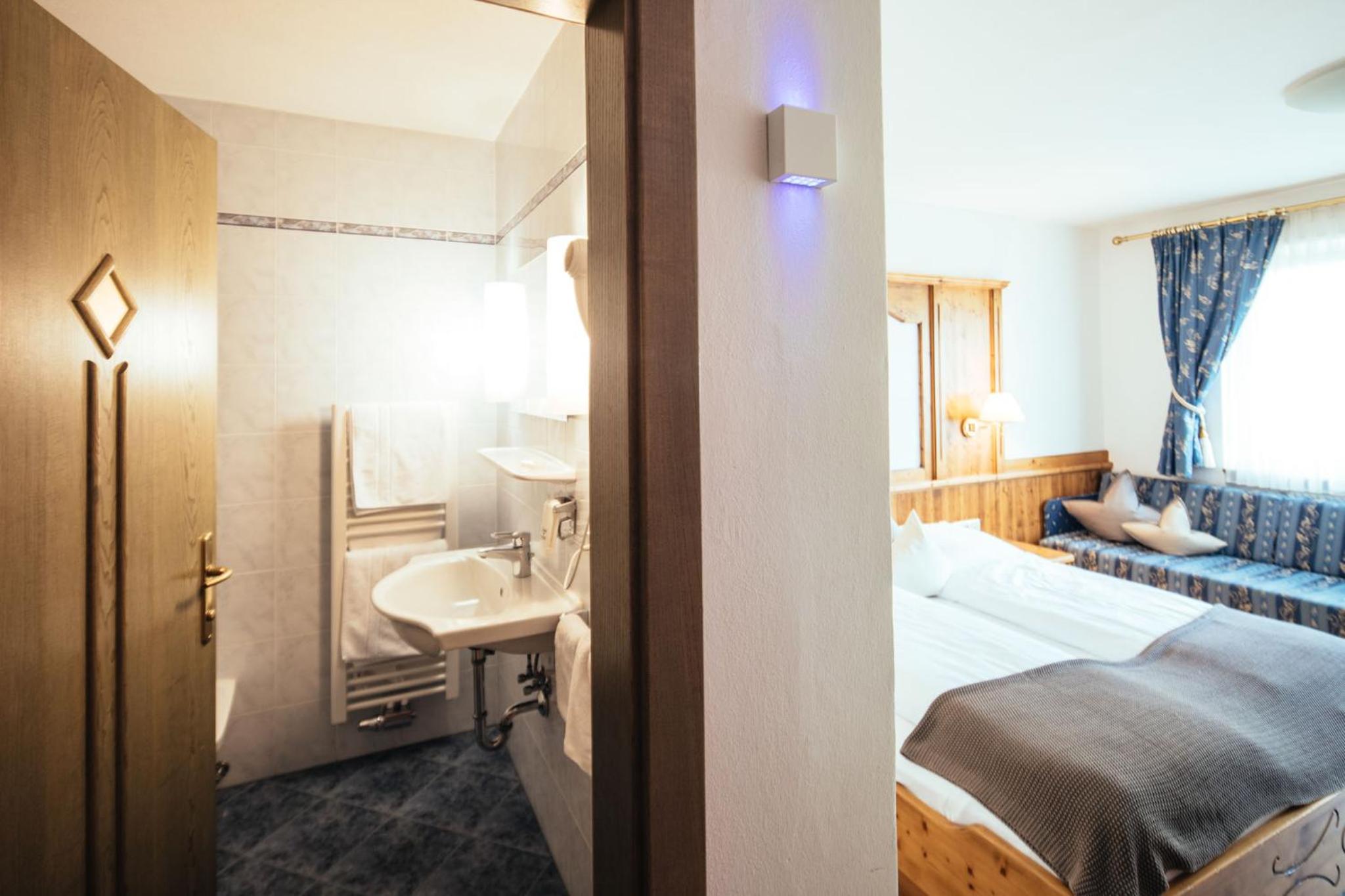 Double Room with Balcony - Photo 7