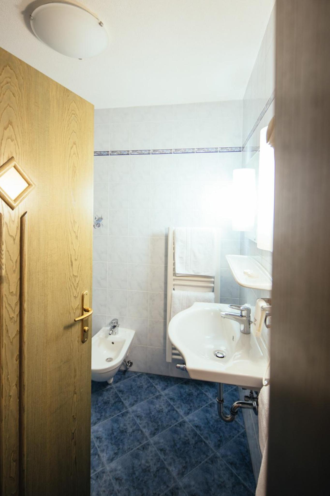 Double Room with Balcony - Photo 5
