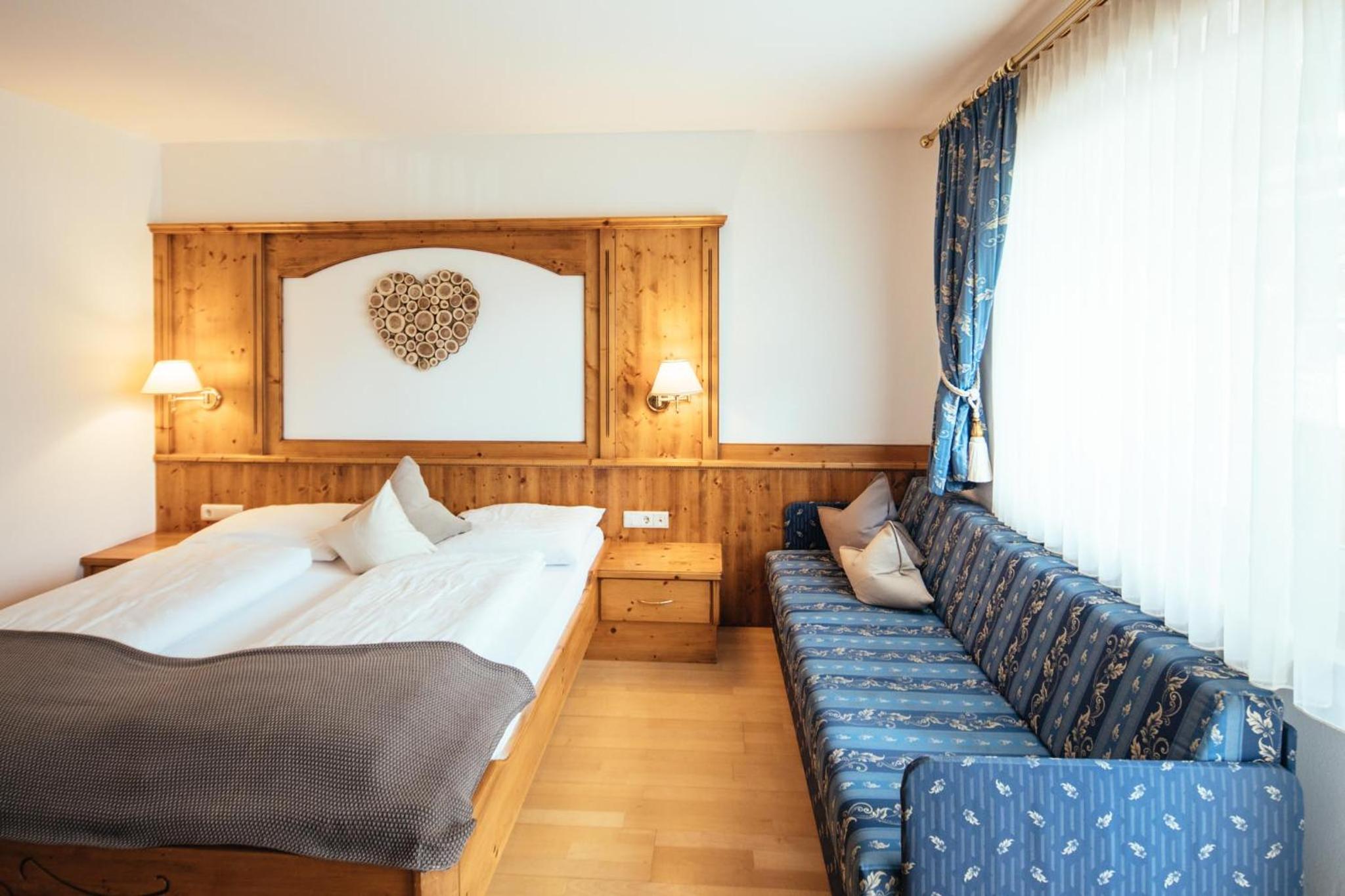 Double Room with Balcony - Photo 2