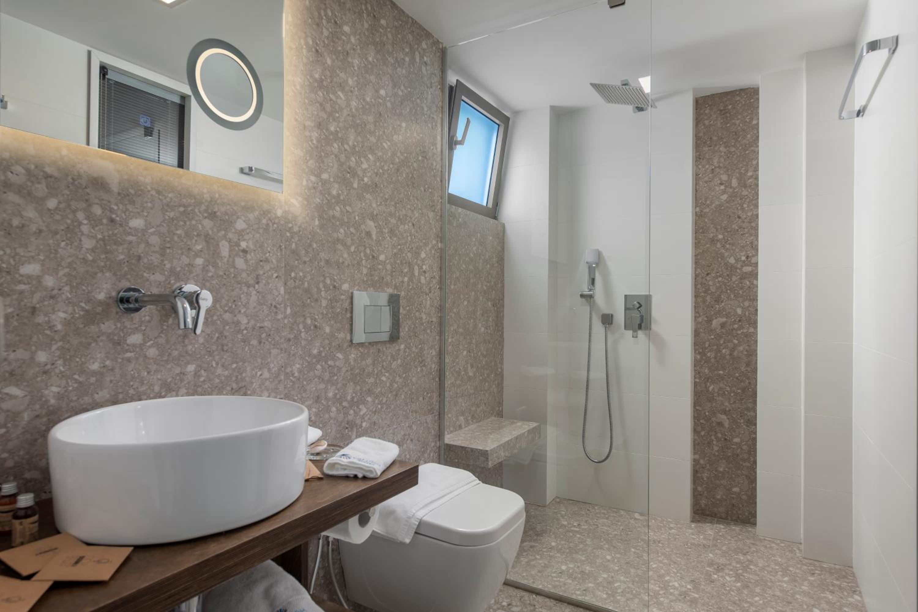 Deluxe Double or Twin Room with Sea View photo 3