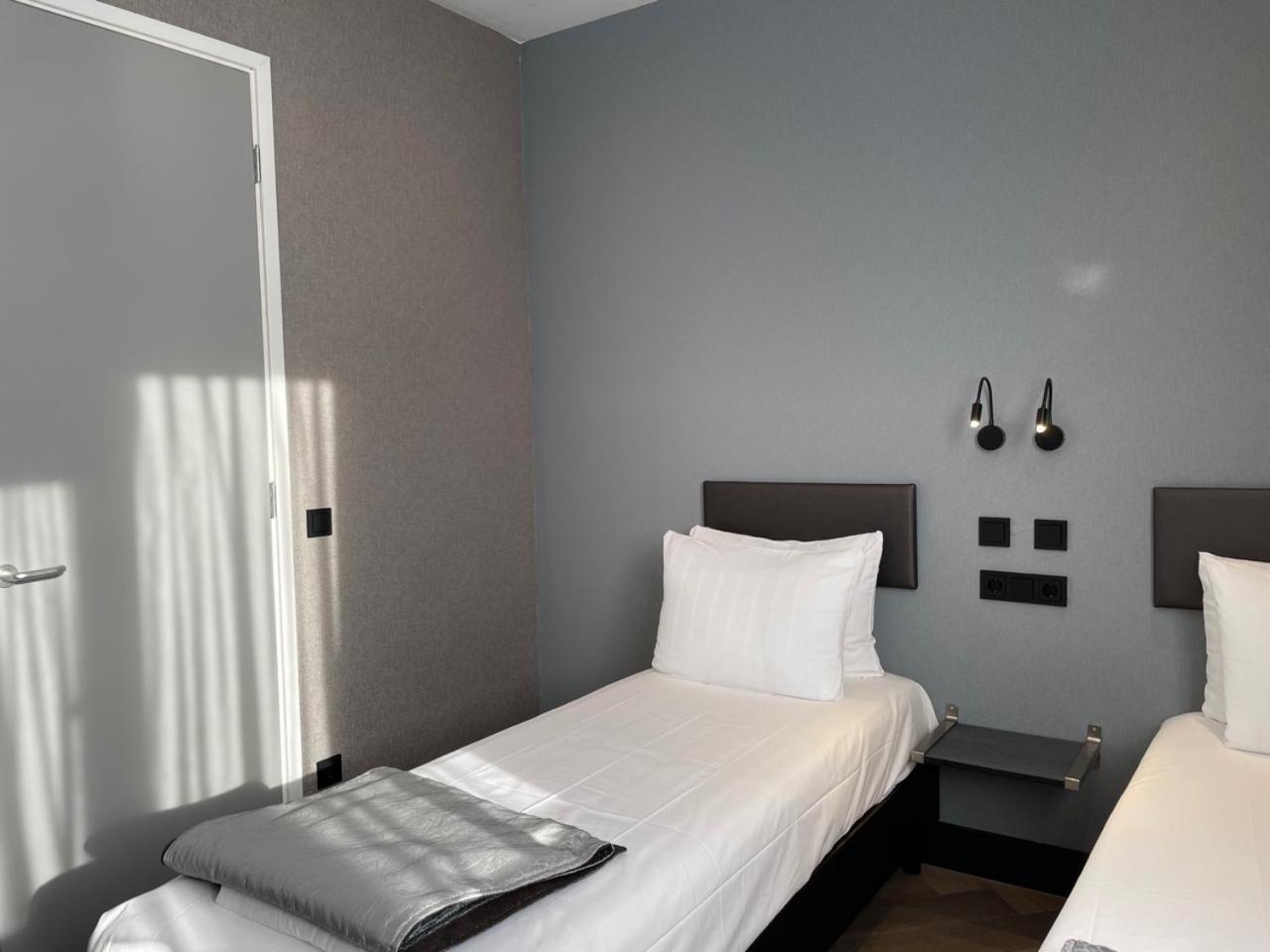Standard Twin Room - Photo 4
