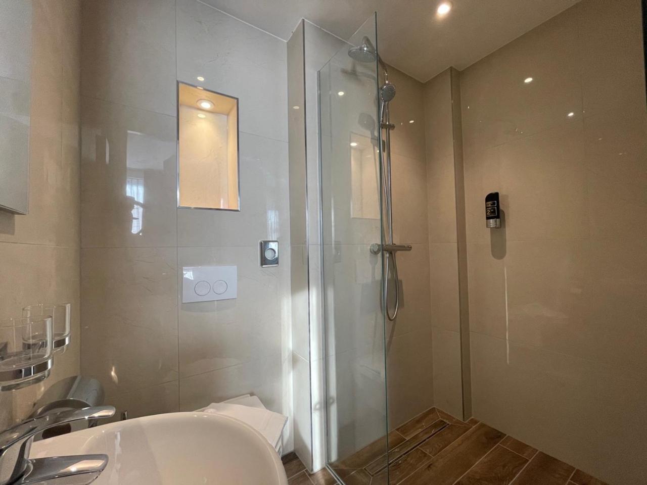 Standard Twin Room - Photo 6