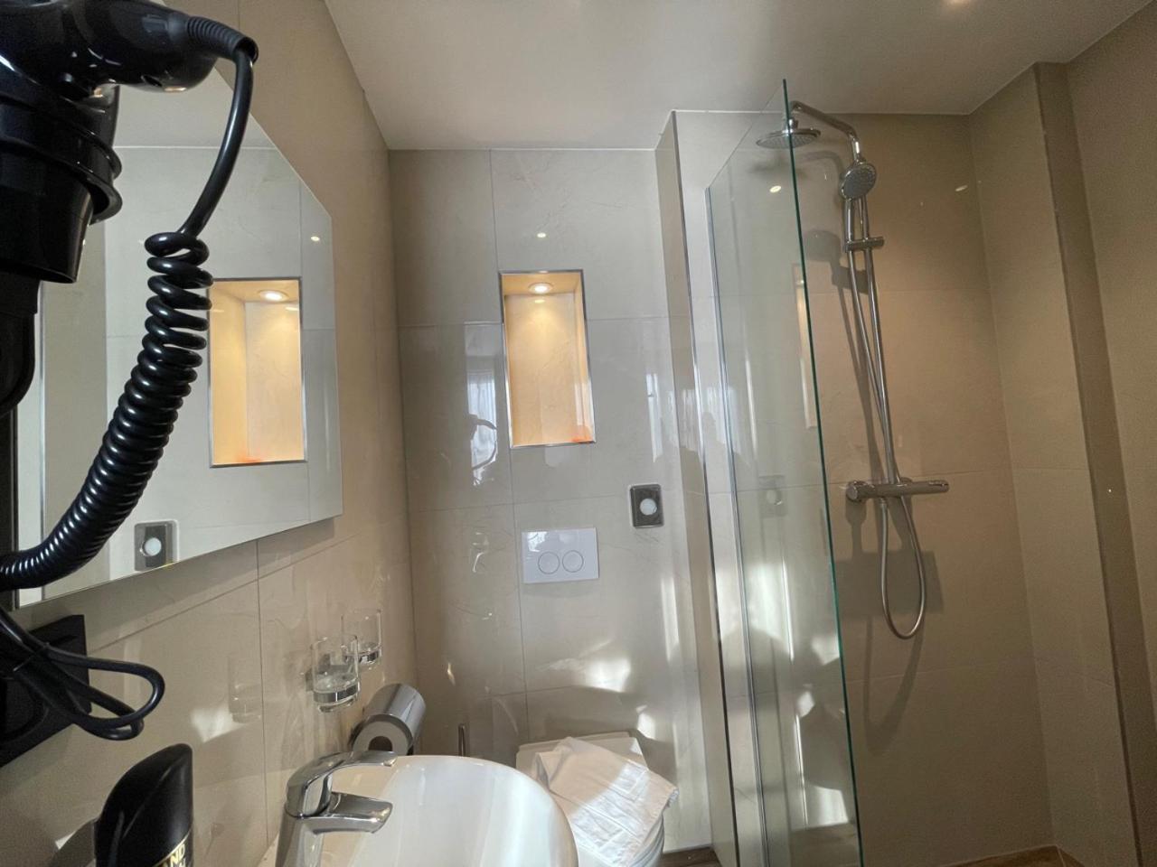 Standard Twin Room - Photo 7
