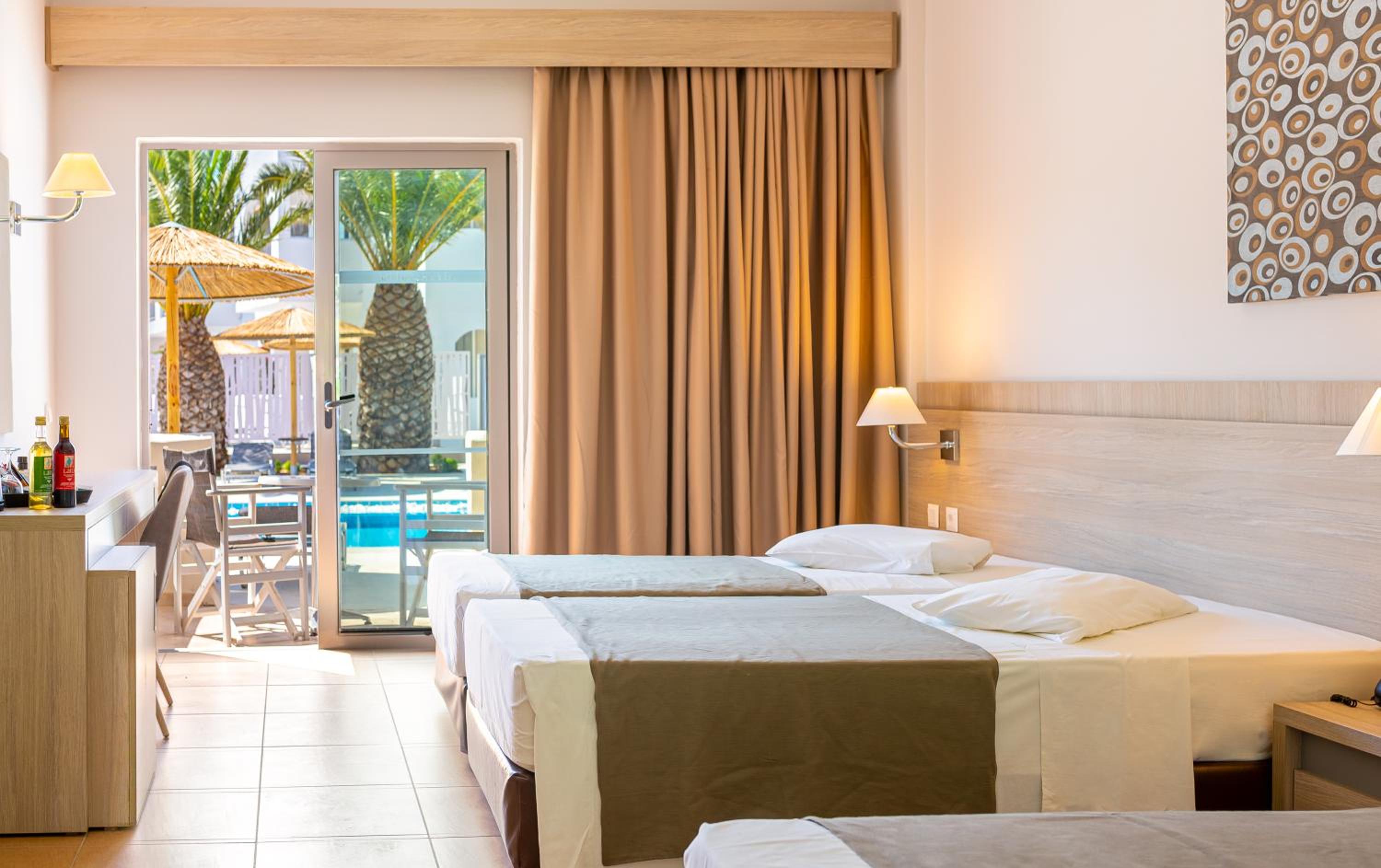 Superior Double or Twin Room with Pool View photo 3