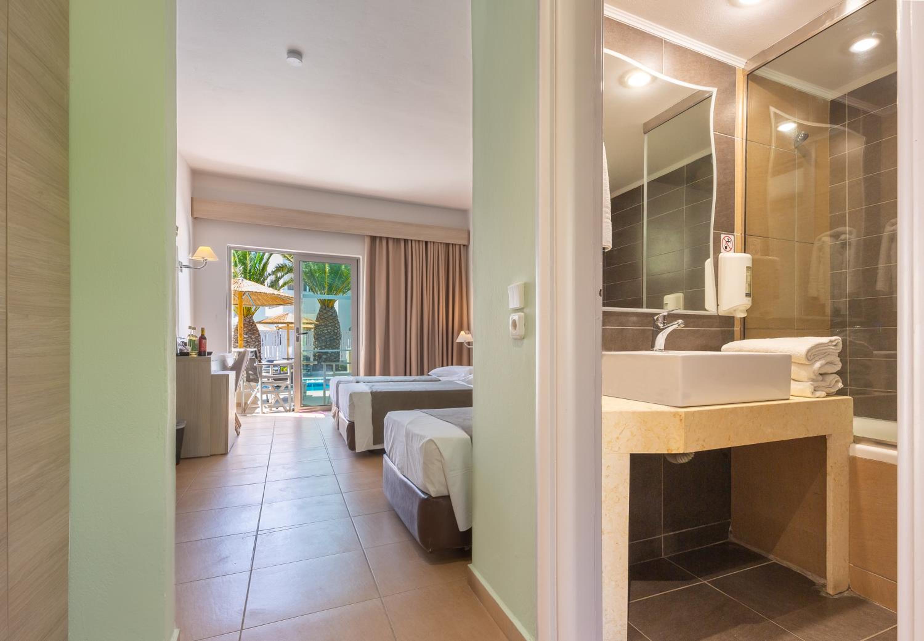 Chambre Double ou Lits Jumeaux Supérieure - Vue sur Piscine