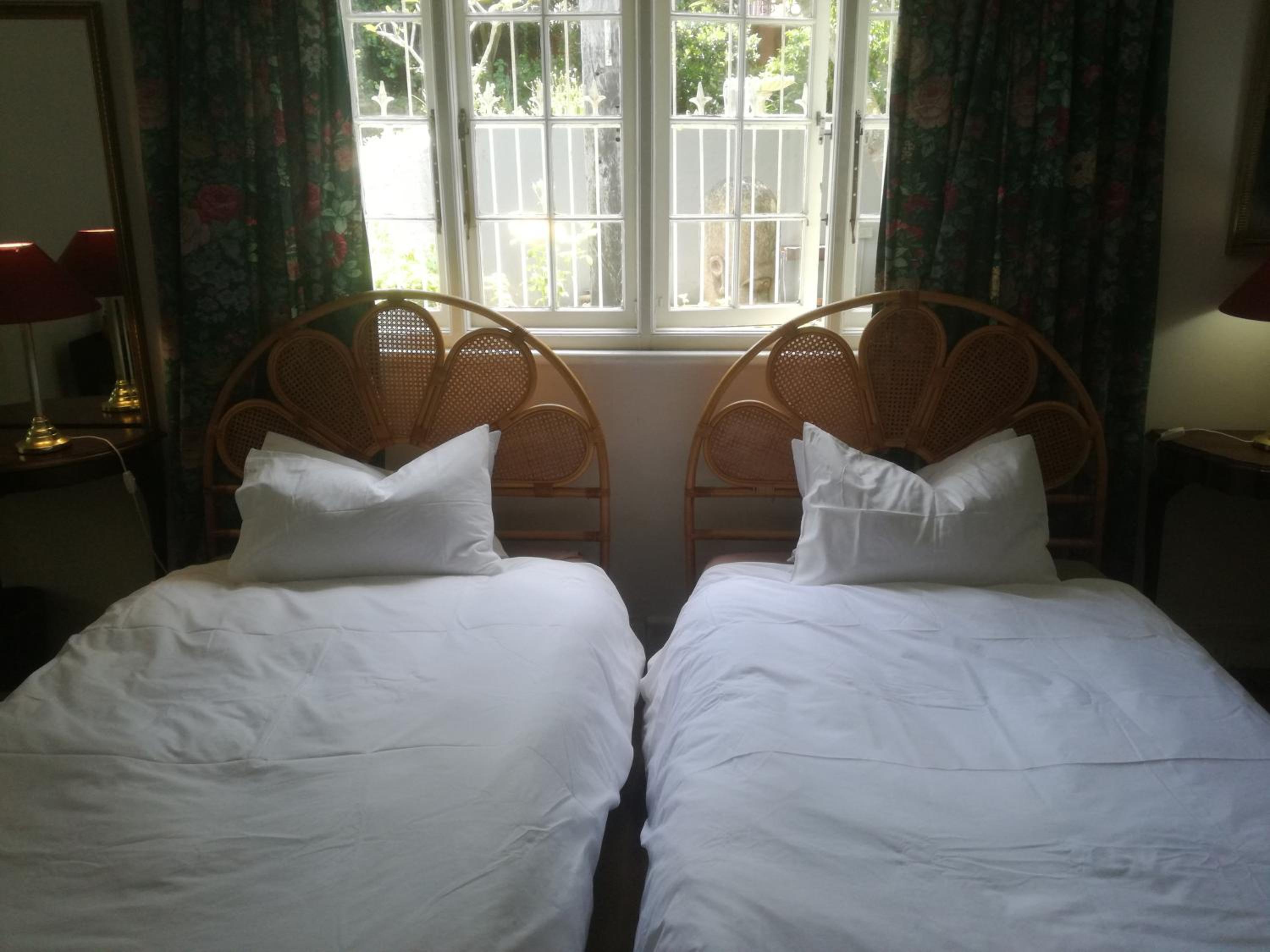 Twin Room with Private Bathroom photo 3