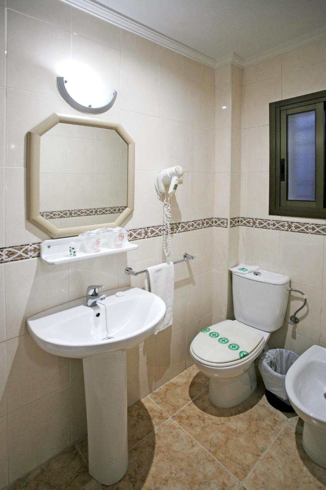 Double Room - Photo 7