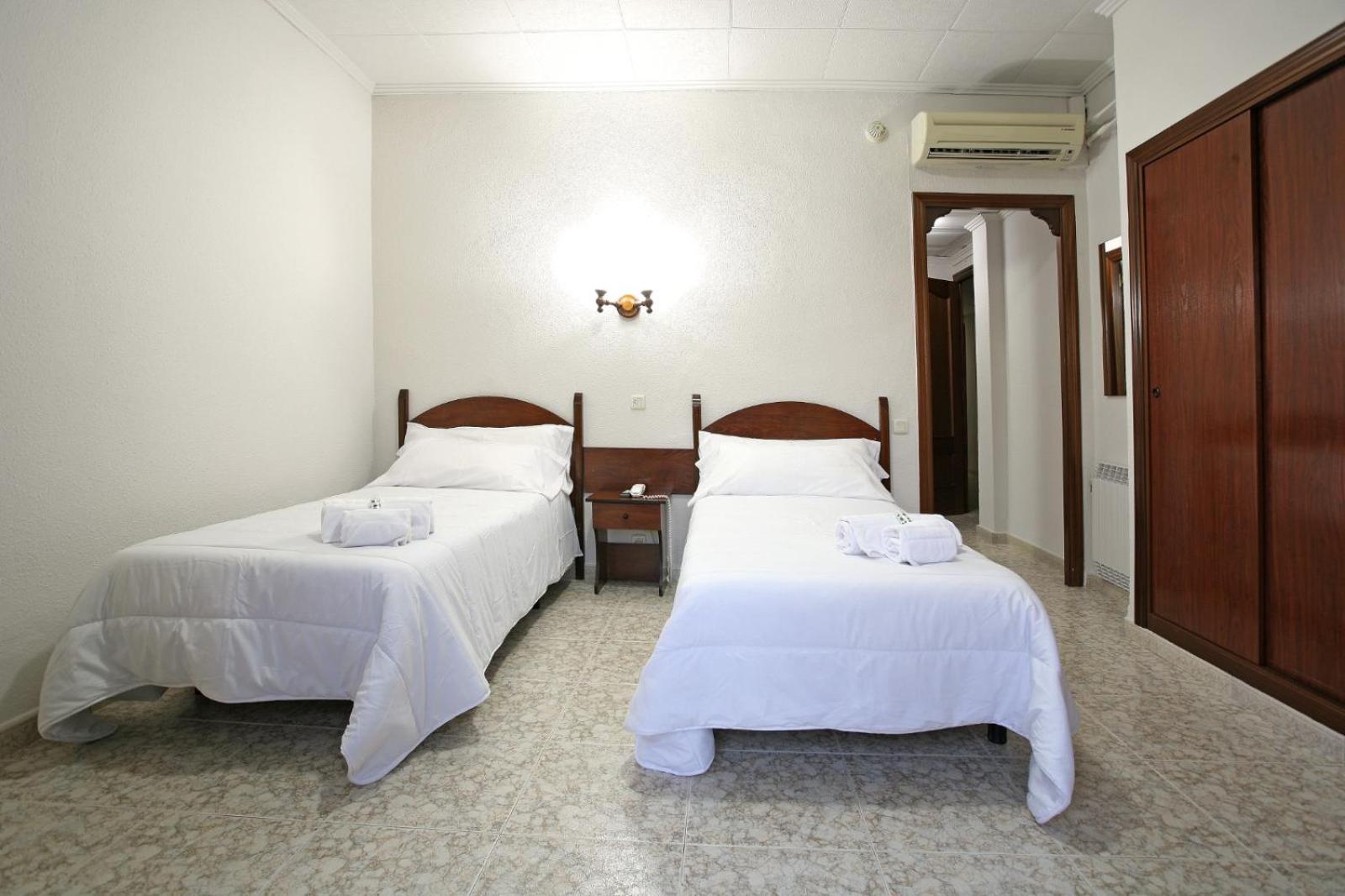 Twin Room - Photo 3