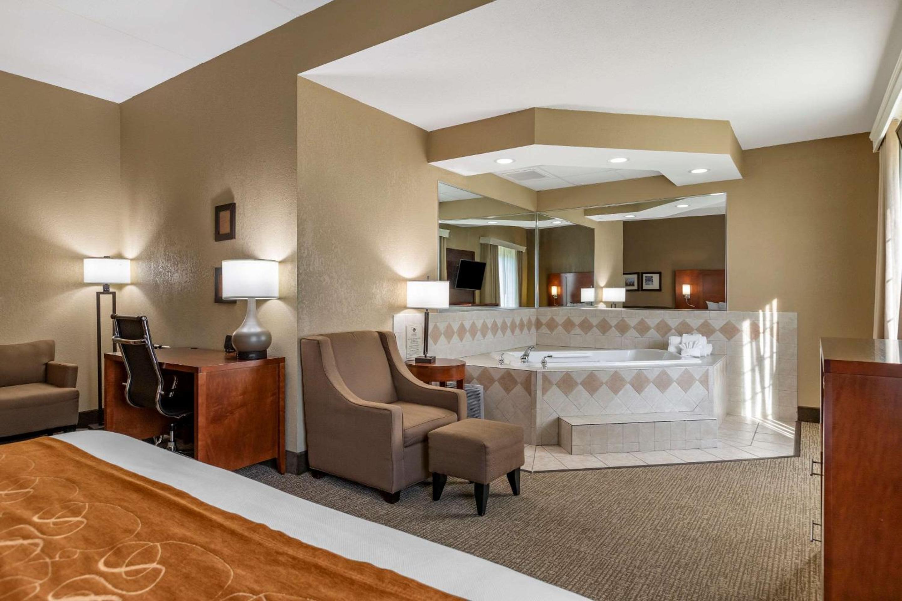 Large King Room with Whirlpool - Non Smoking